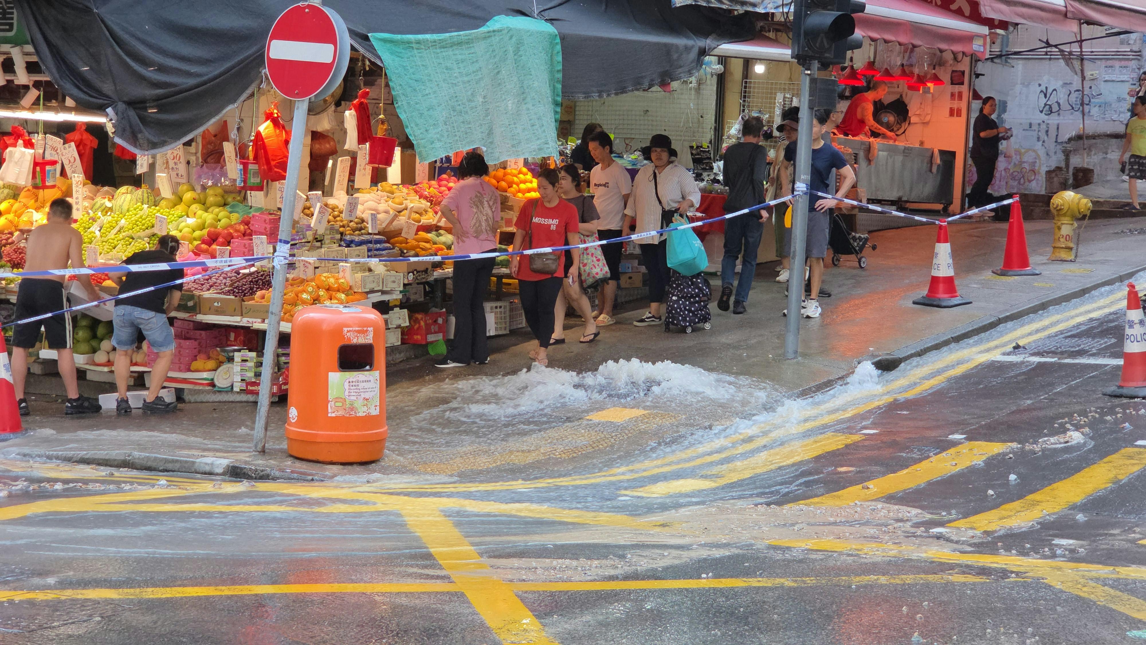 西营盘第二街爆咸水管　泥水倾泻阻交通