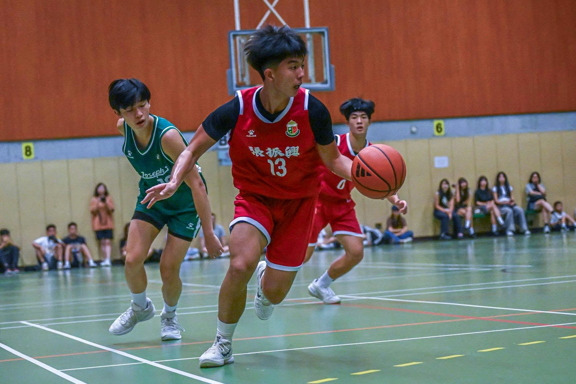 為照顧學生身心健康及建立抗逆力,學校提早於九月舉辦各類球的午膳班際運動比賽,將球場化作「生活教室」,鍛鍊學生的人際關係與自信心。