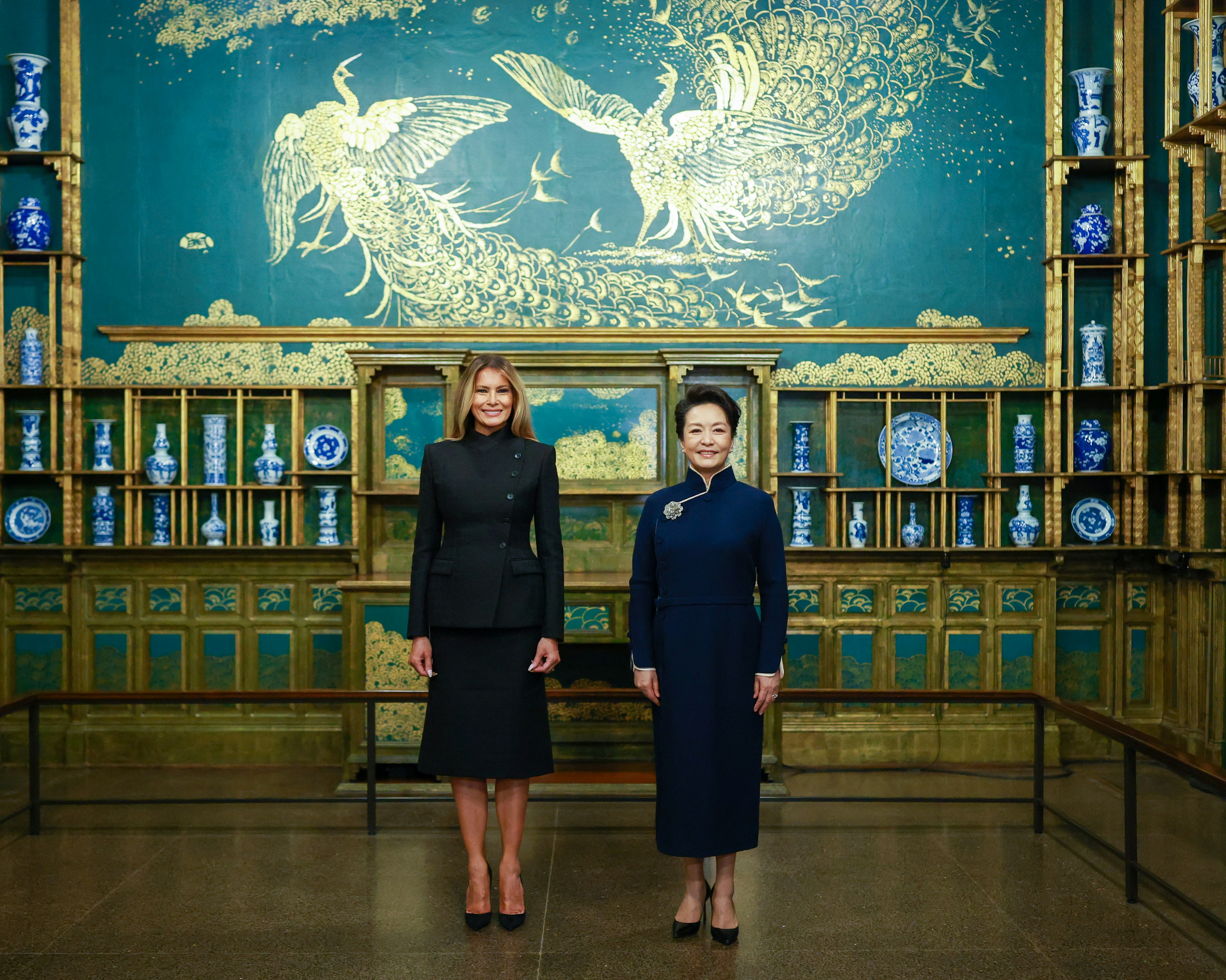 2026年9月24日,中国国家主席习近平夫人彭丽媛在华盛顿同美国总统特朗普夫人梅拉尼娅参观国立亚洲艺术博物馆。 (新华社)
