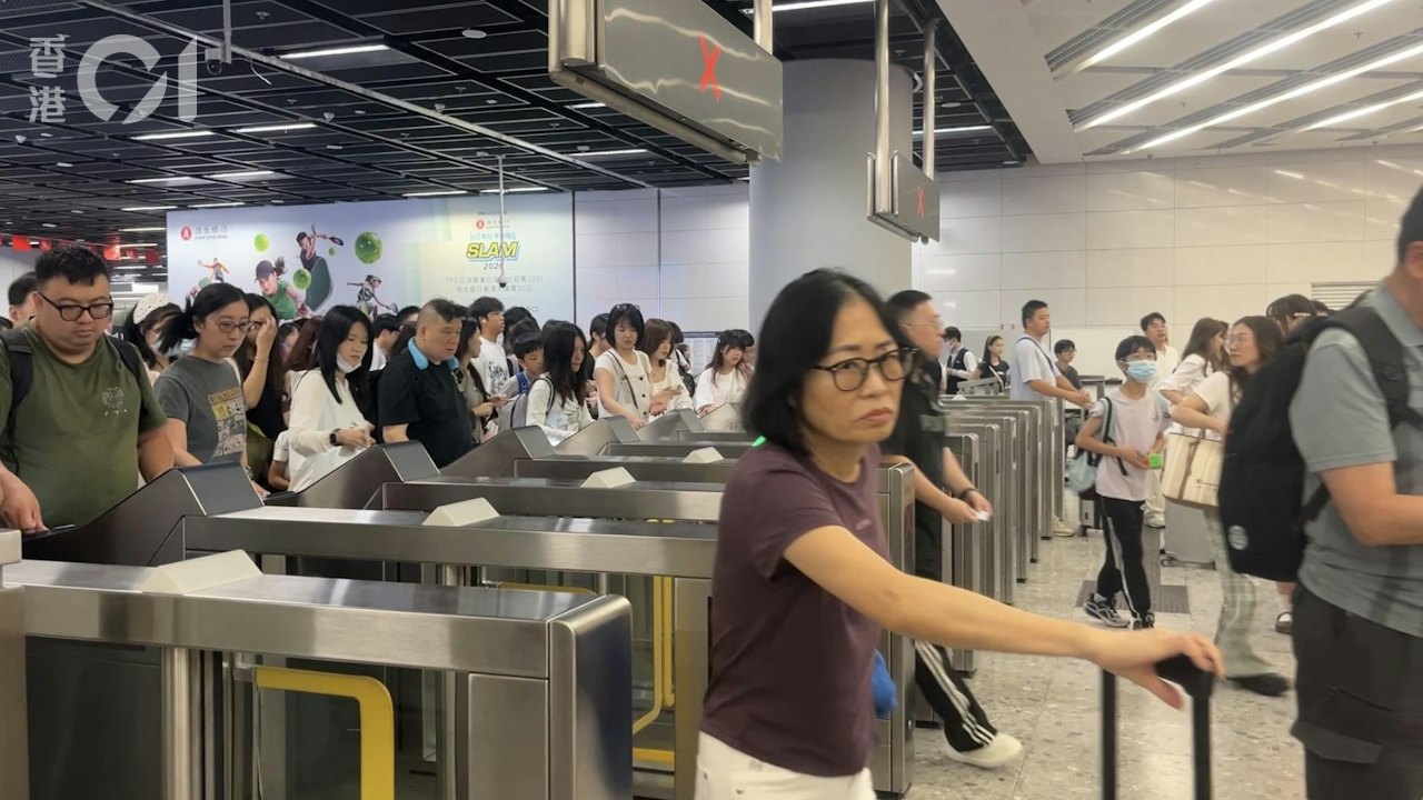中秋|西九高鐵站現人流 深圳客行釣魚翁 帶月餅補給兼應節