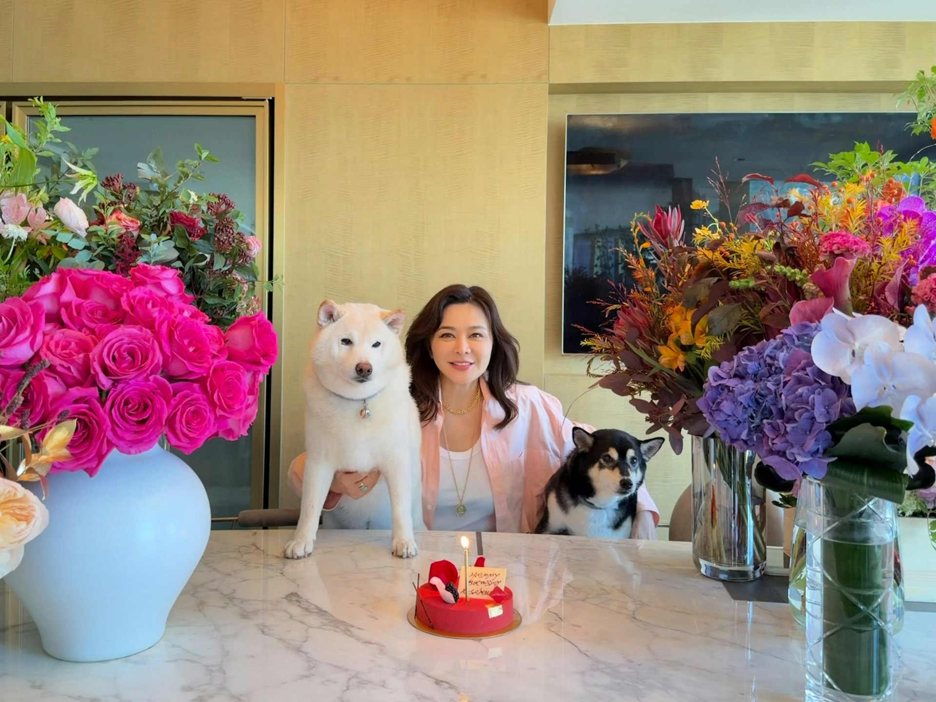 分享與家中兩隻愛犬溫馨慶生的美照!(IG/@rosamundkwan)