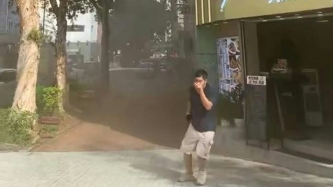 影片直擊|大埔翠樂街火鍋店失火濃煙密佈 有人跑出街掩嘴鼻逃生