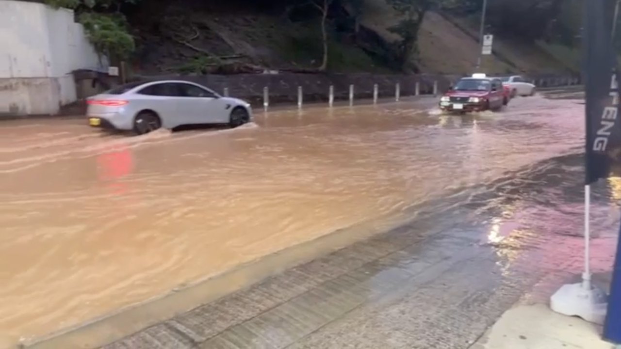 有片|葵涌大連排道爆水管路陷 馬路變溪流 車輛涉水如陸上行舟
