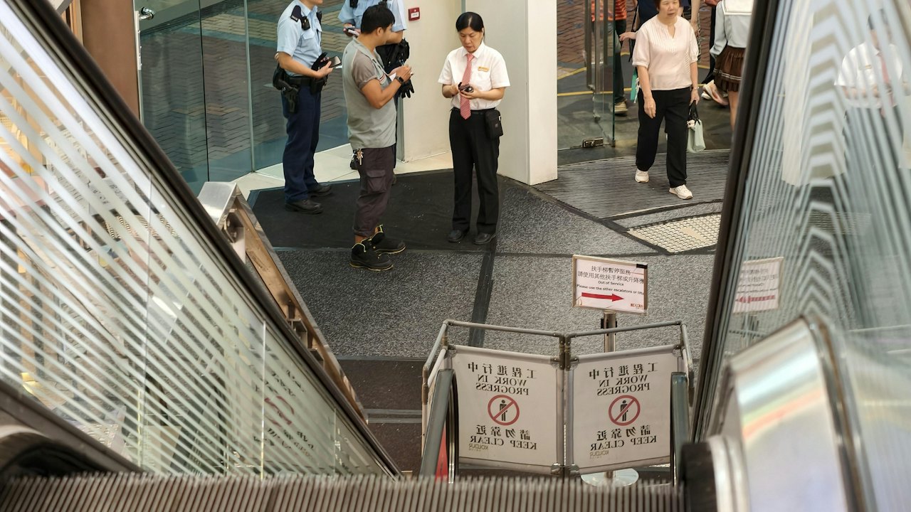 荃灣千色匯老翁搭扶手電梯疑失足摔倒 據報昏迷送院搶救