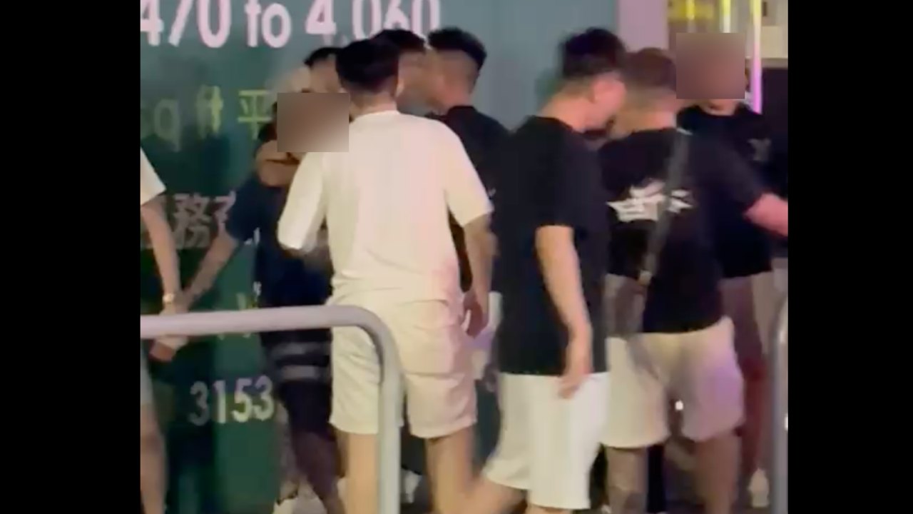 有片|尖沙咀清晨街頭混戰 夫婦遭圍毆額鼻流血 警追緝10多男