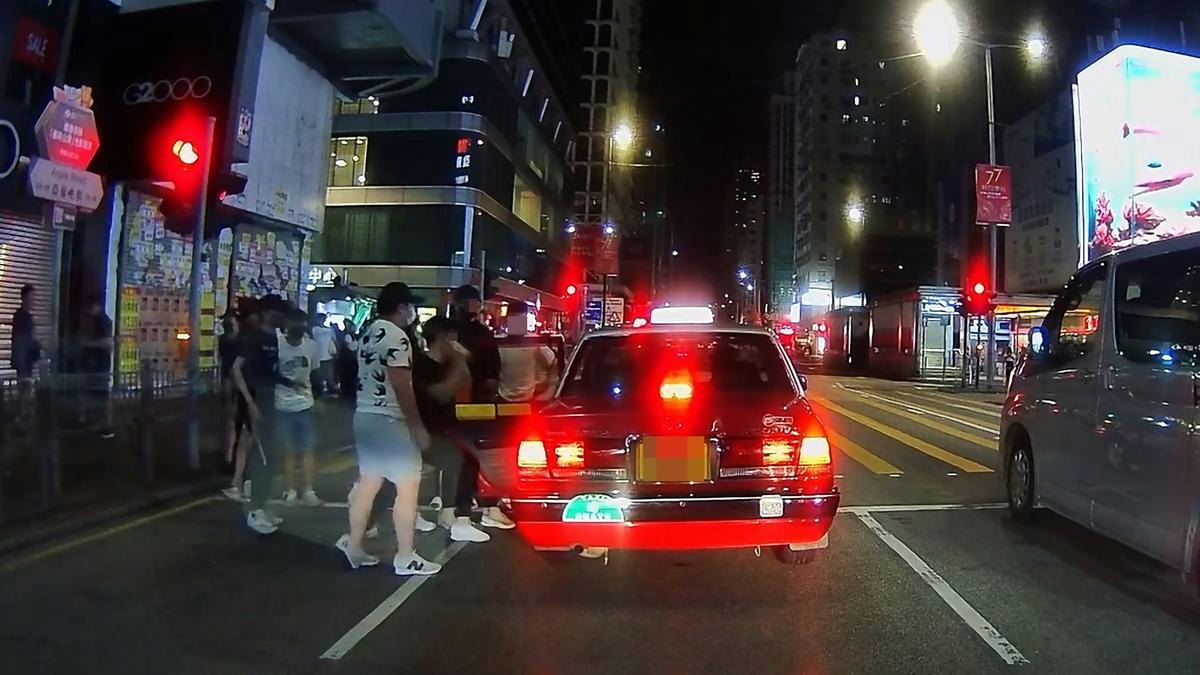 旺角多名惡男強開車門 同黨揮伸縮棍打乘客 的士衝燈急走|有片