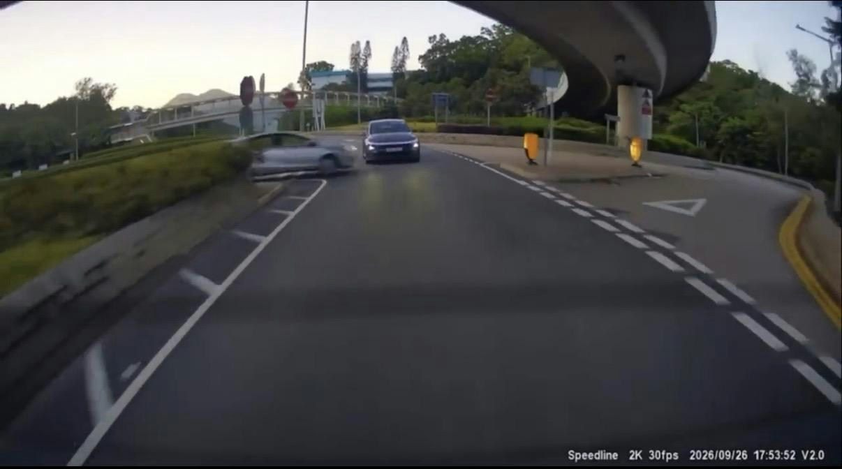 車cam|西貢私家車無視停線直出撼另一車 兩車衝上安全島釀兩傷