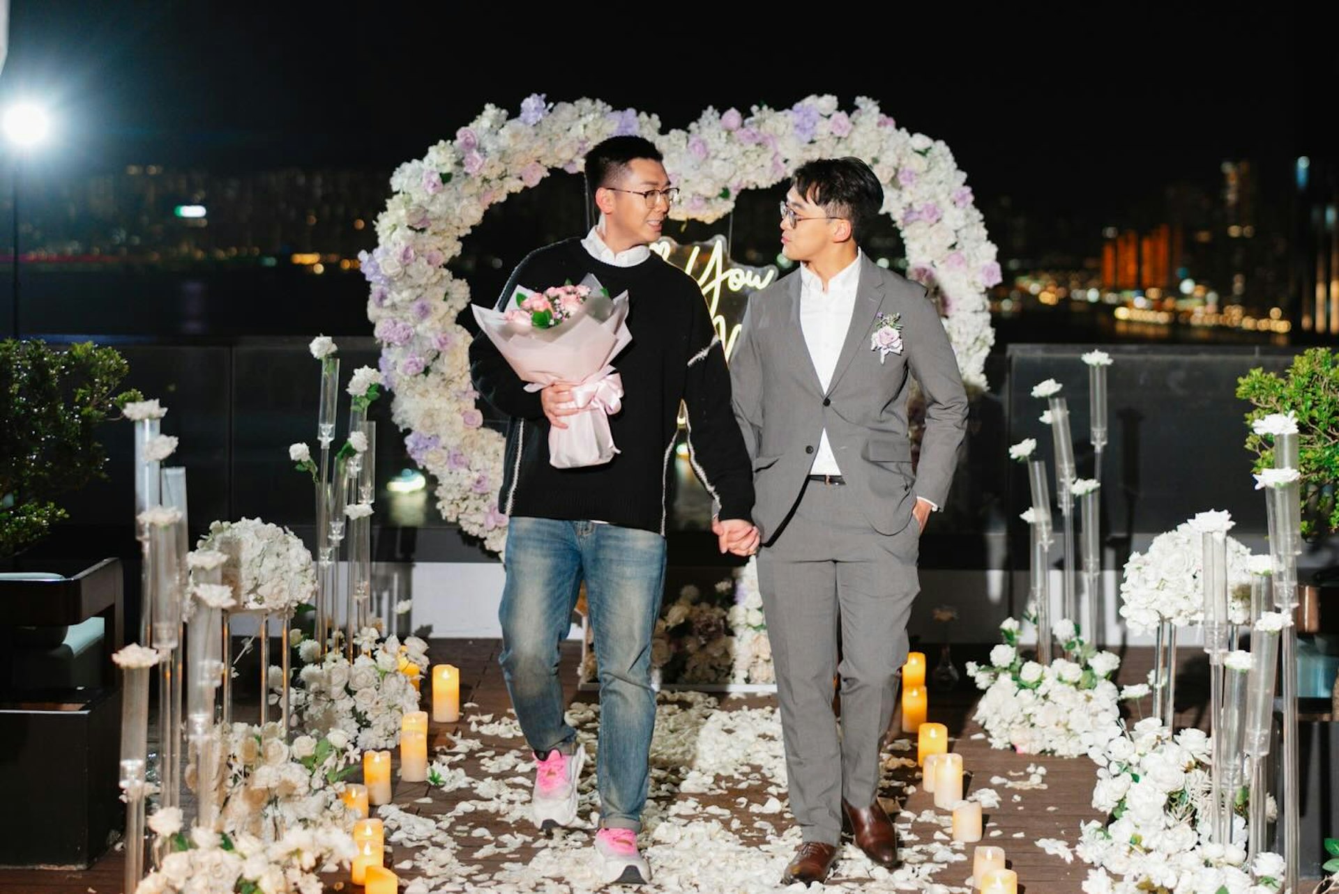 在眾多好友見證下接受與另一半求婚。(ig@vincentchan1013)