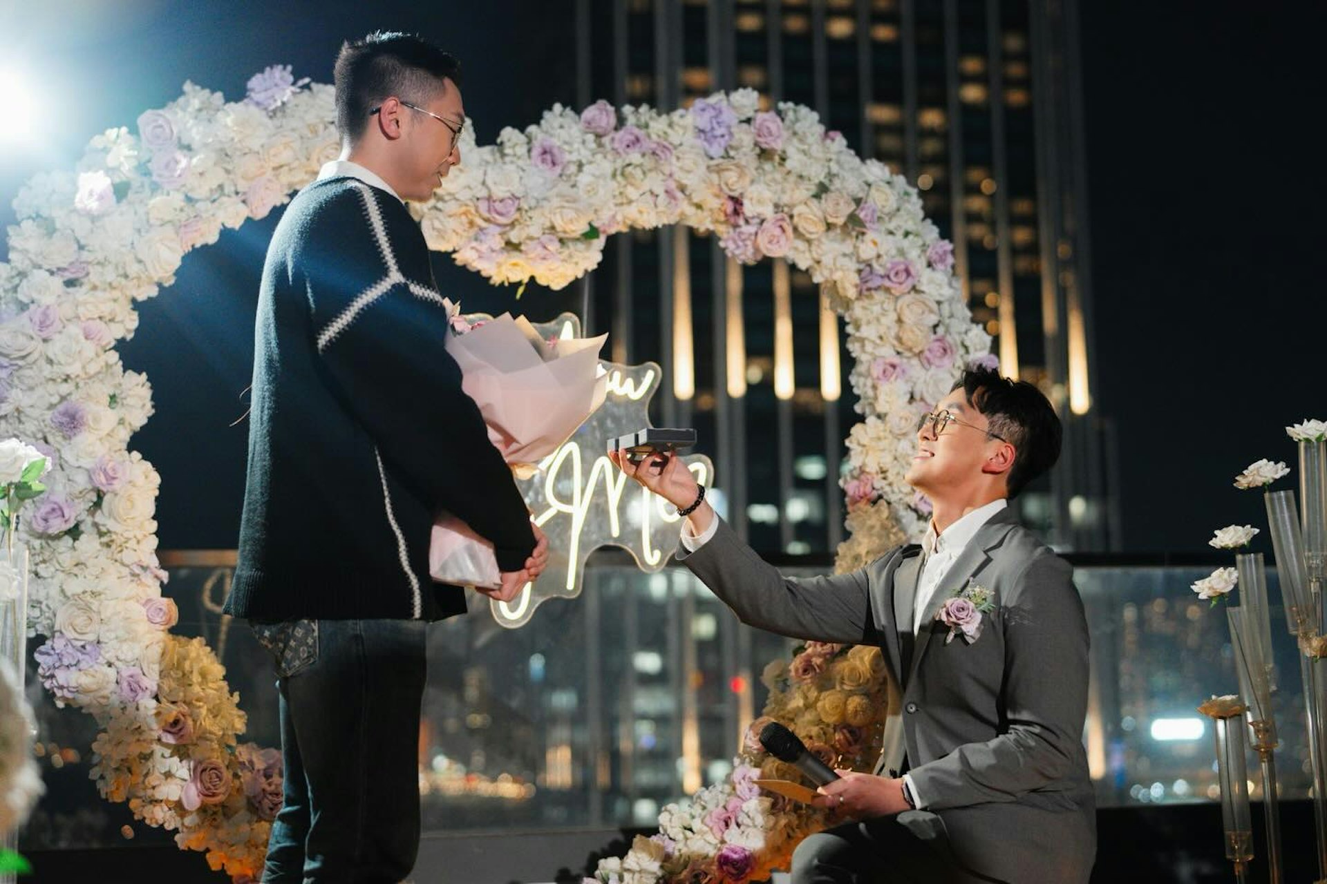在眾多好友見證下接受與另一半求婚。(ig@vincentchan1013)