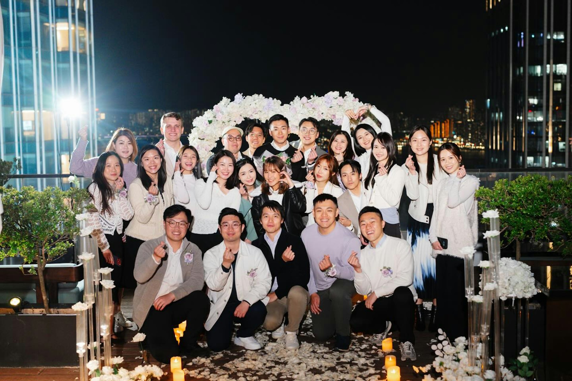 在眾多好友見證下接受與另一半求婚。(ig@vincentchan1013)