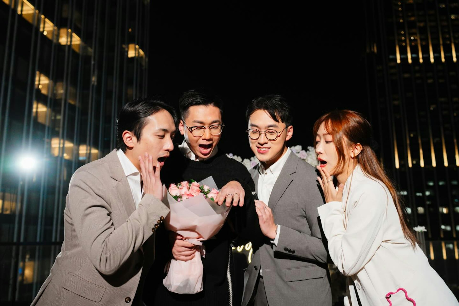 在眾多好友見證下接受與另一半求婚。(ig@vincentchan1013)
