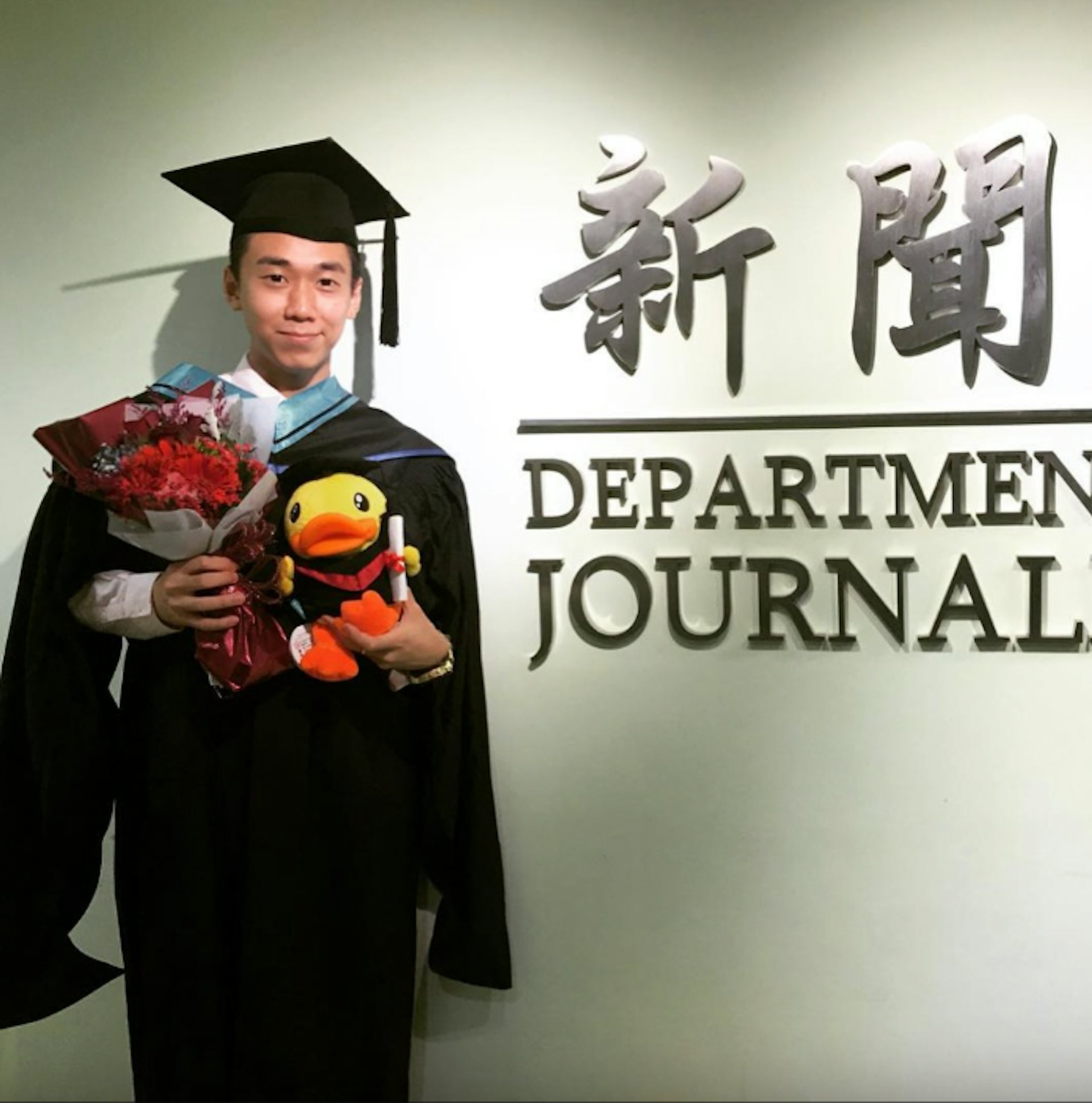 陳書君喺浸會大學畢業。(ig@vincentchan1013)