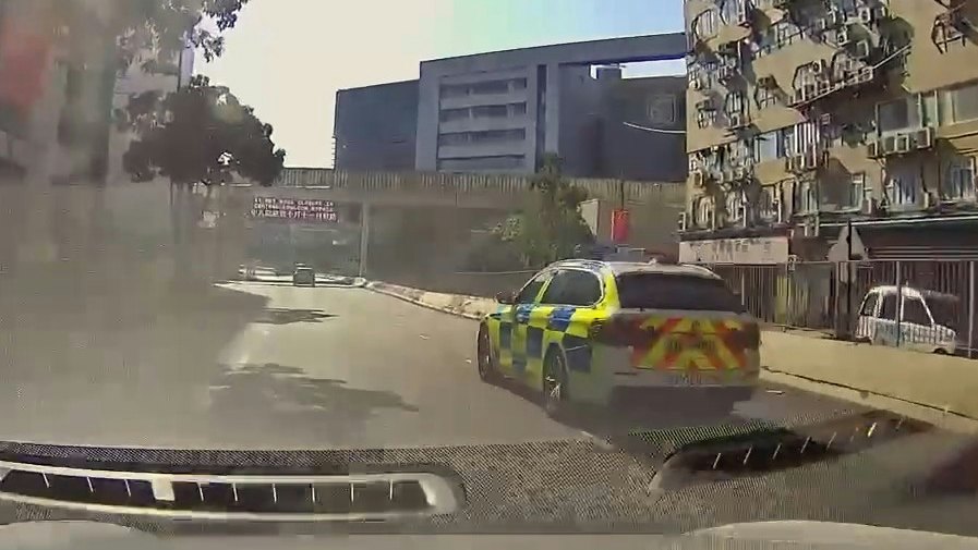 九龍灣啟祥道私家車涉衝燈「斷正」 遭交通警即場截停|車CAM