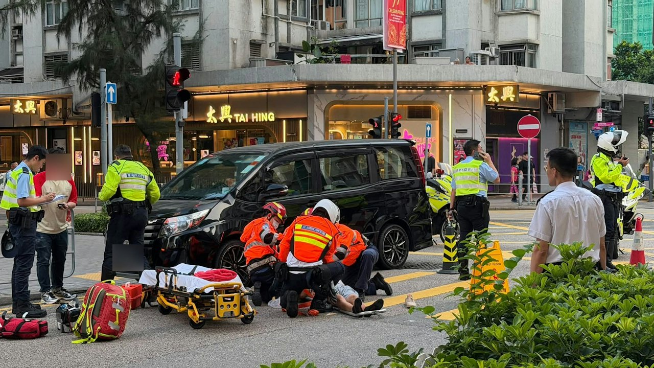 西灣河男途人捱七人車撞 疑後腦著地流血清醒送院