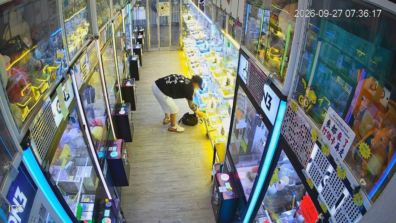 天眼直擊|戴帽男闖大角咀夾公仔舖 搜4台機錢箱倒錢落袋掠萬元