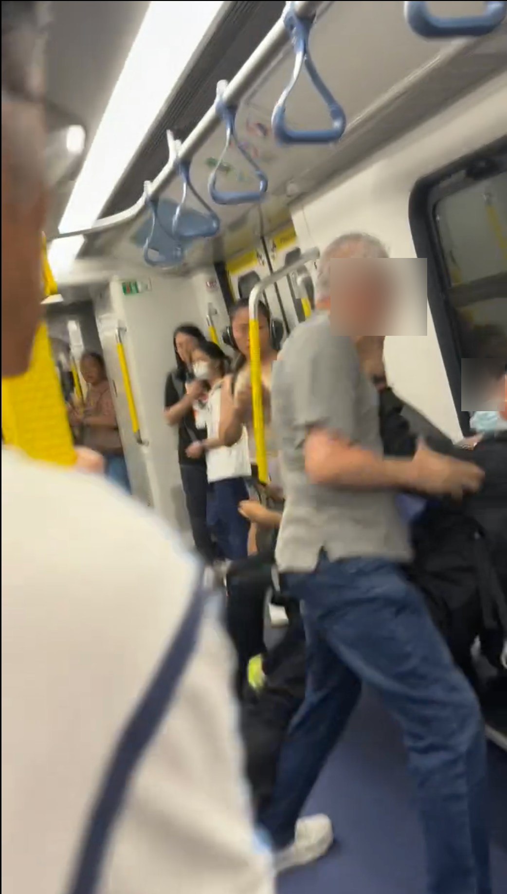 港鐵車廂兩男打鬥 乘客按緊急掣求助