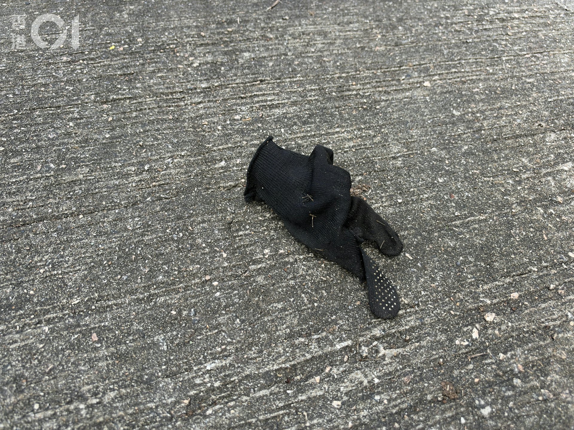 地上遺下黑色手套。