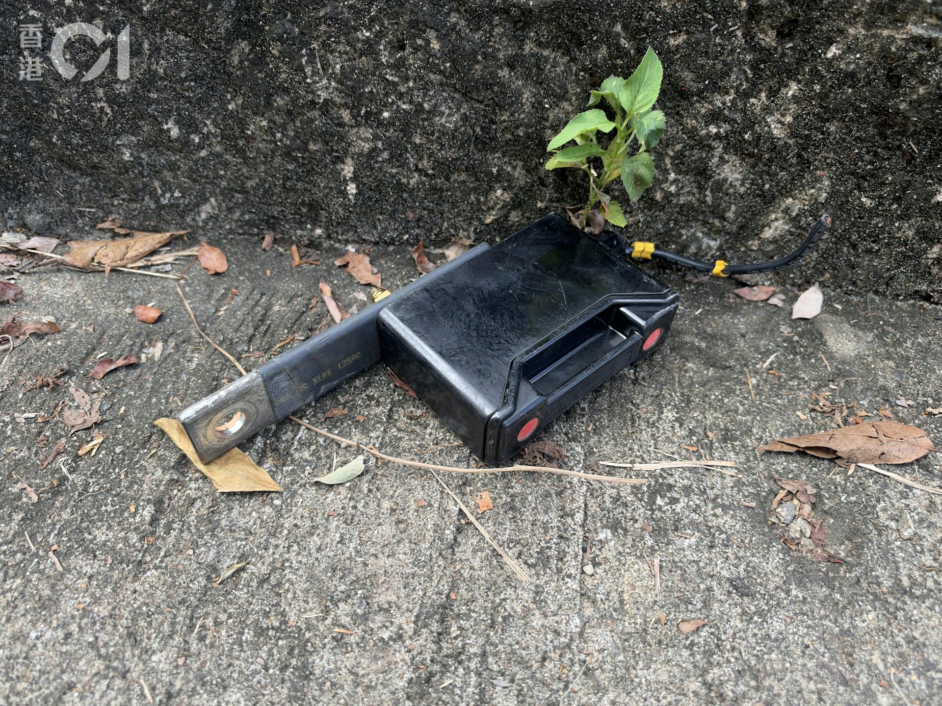 地上遺下工具。