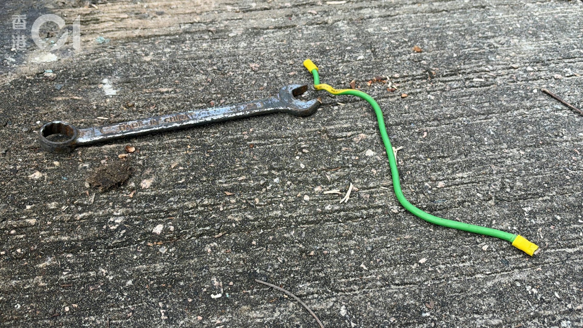地上遺下士巴拿。