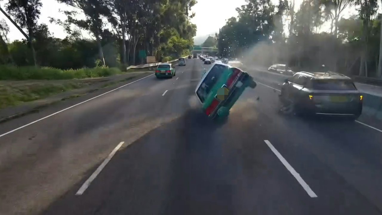 車Cam|新田公路的士追撞私家車 「打觔斗」 翻滾橫跨兩線釀兩傷