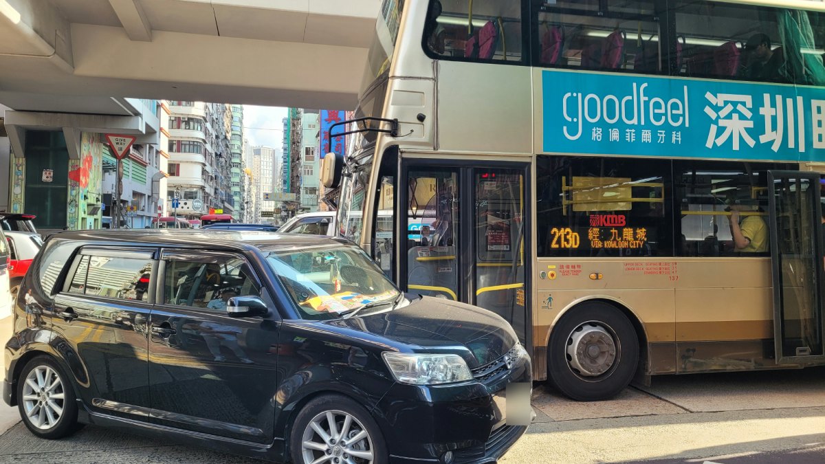 旺角道私家車九巴互撼 私家車被撞至調頭 巴士女乘客頭傷送院