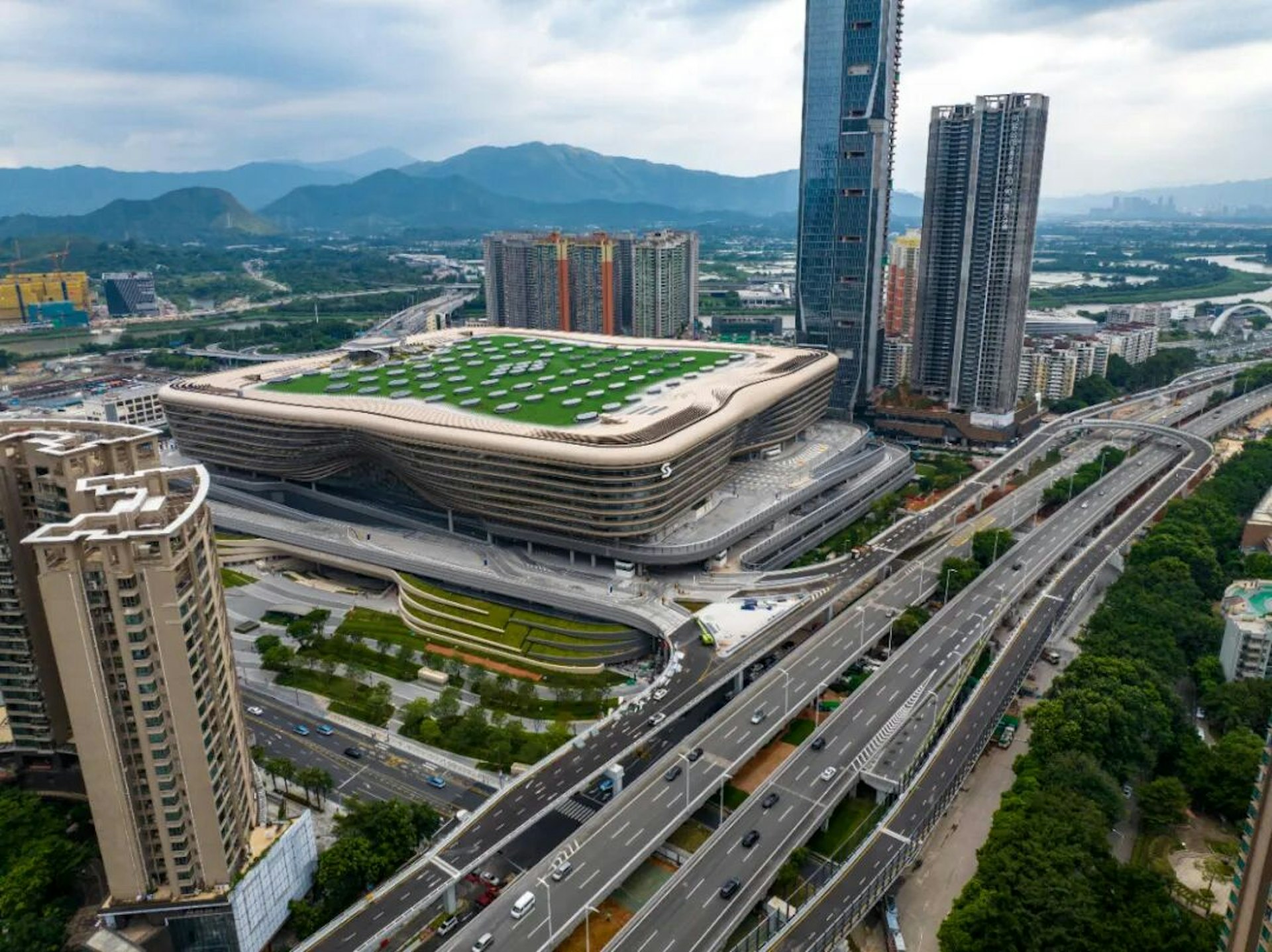 深圳皇崗口岸聯檢大樓外圍市政工程通過驗收。(深視新聞)
