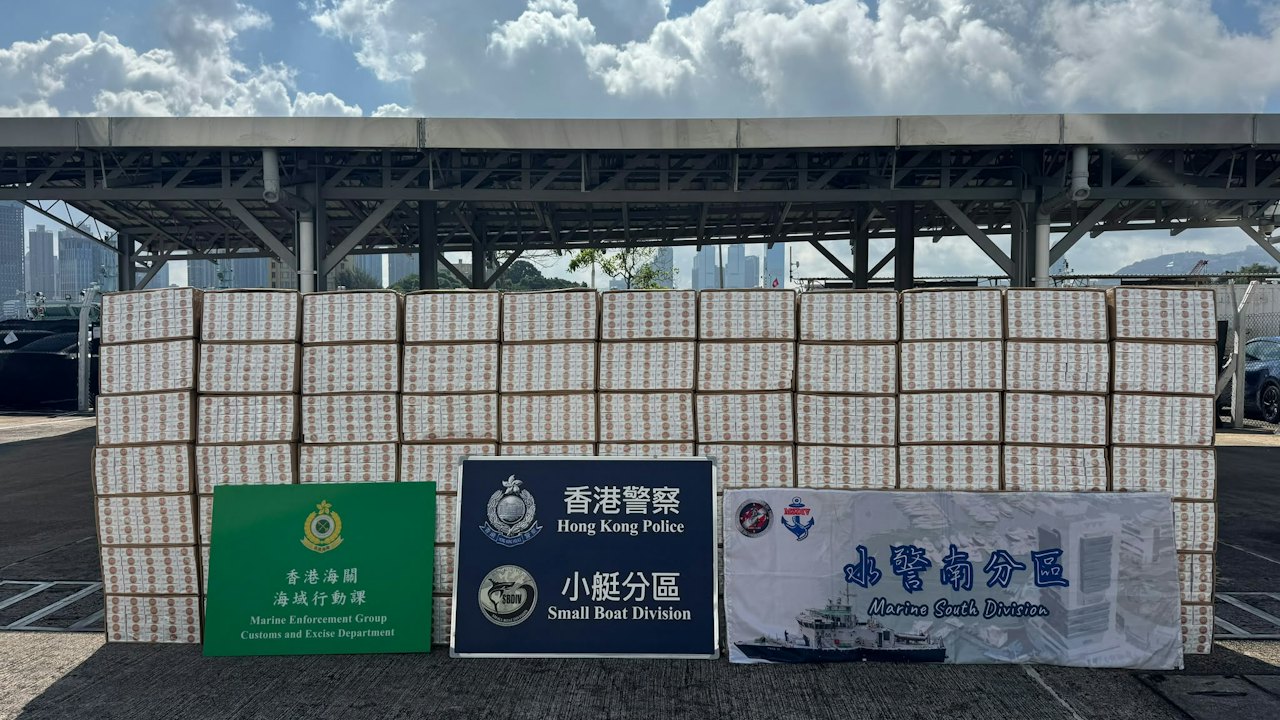 水警聯海關田灣反走私 扣岸邊貨車檢$840萬私煙 疑人乘快艇逃去
