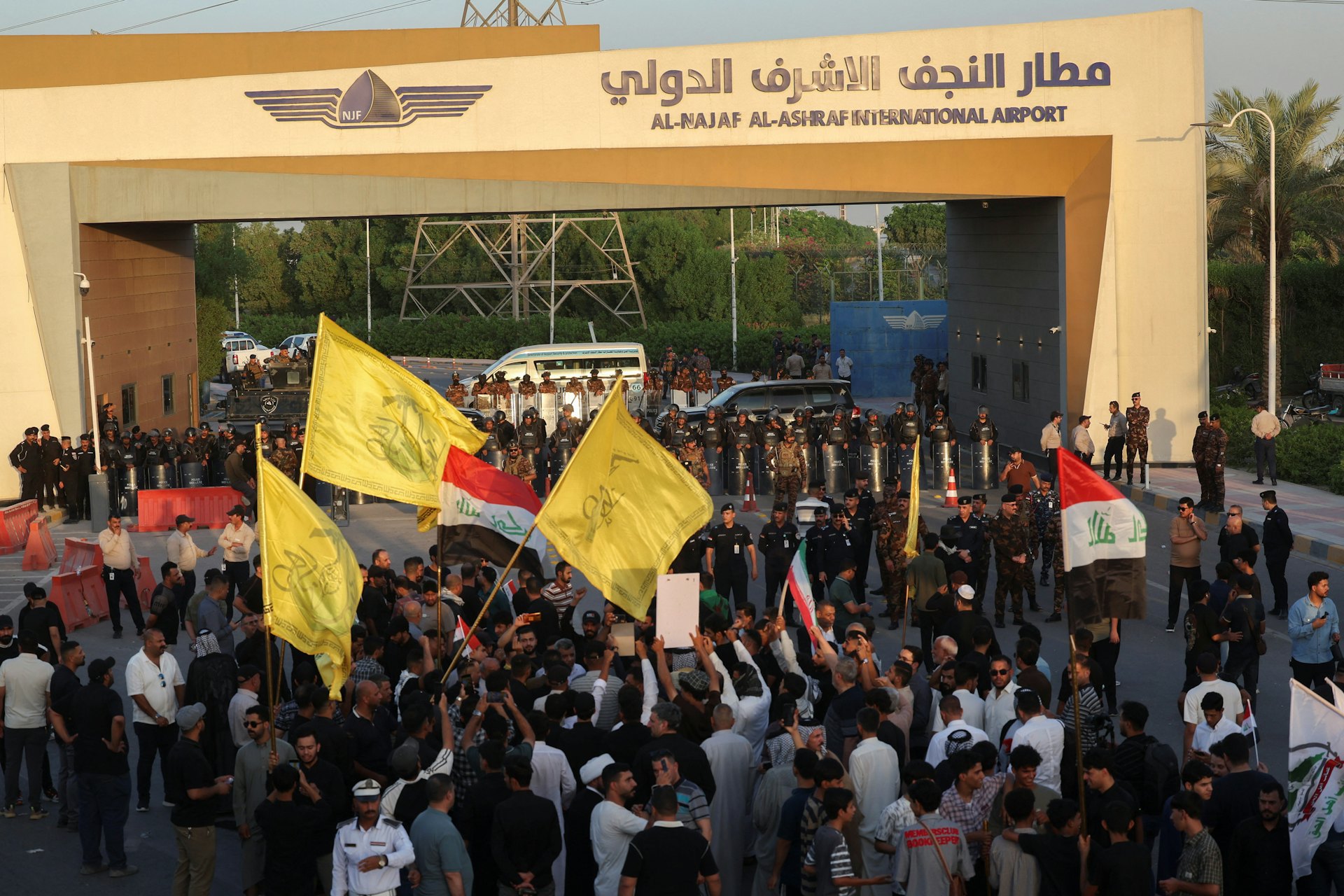 2026年9月28日,伊拉克納傑夫(Najaf)國際機場外有民眾集會,抗議美國對伊朗實施的制裁措施,影響到伊朗和伊拉克之間航班。