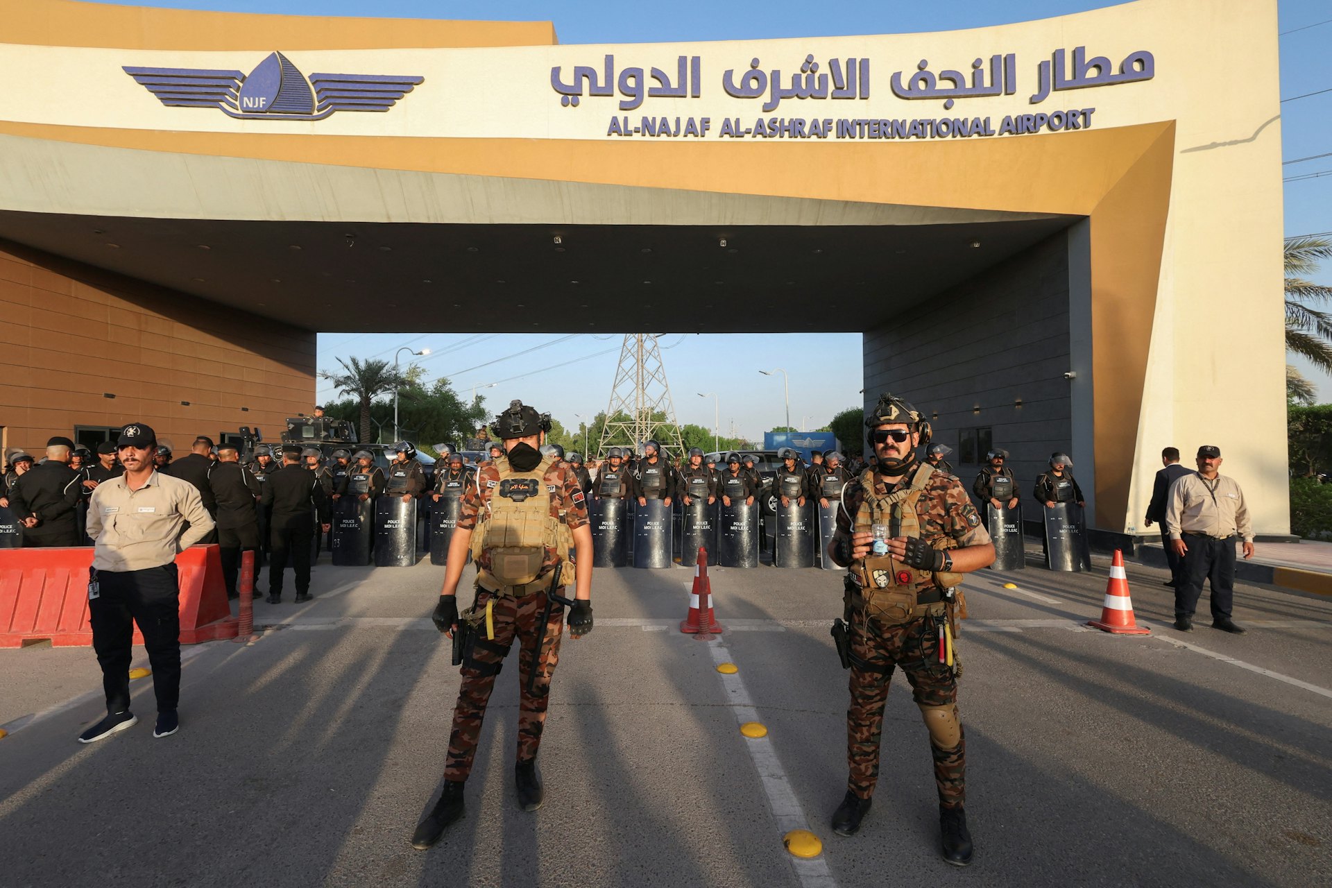 2026年9月28日,伊拉克纳杰夫(Najaf)国际机场外有民众集会,抗议美国对伊朗实施的制裁措施,影响到伊朗和伊拉克之间航班。