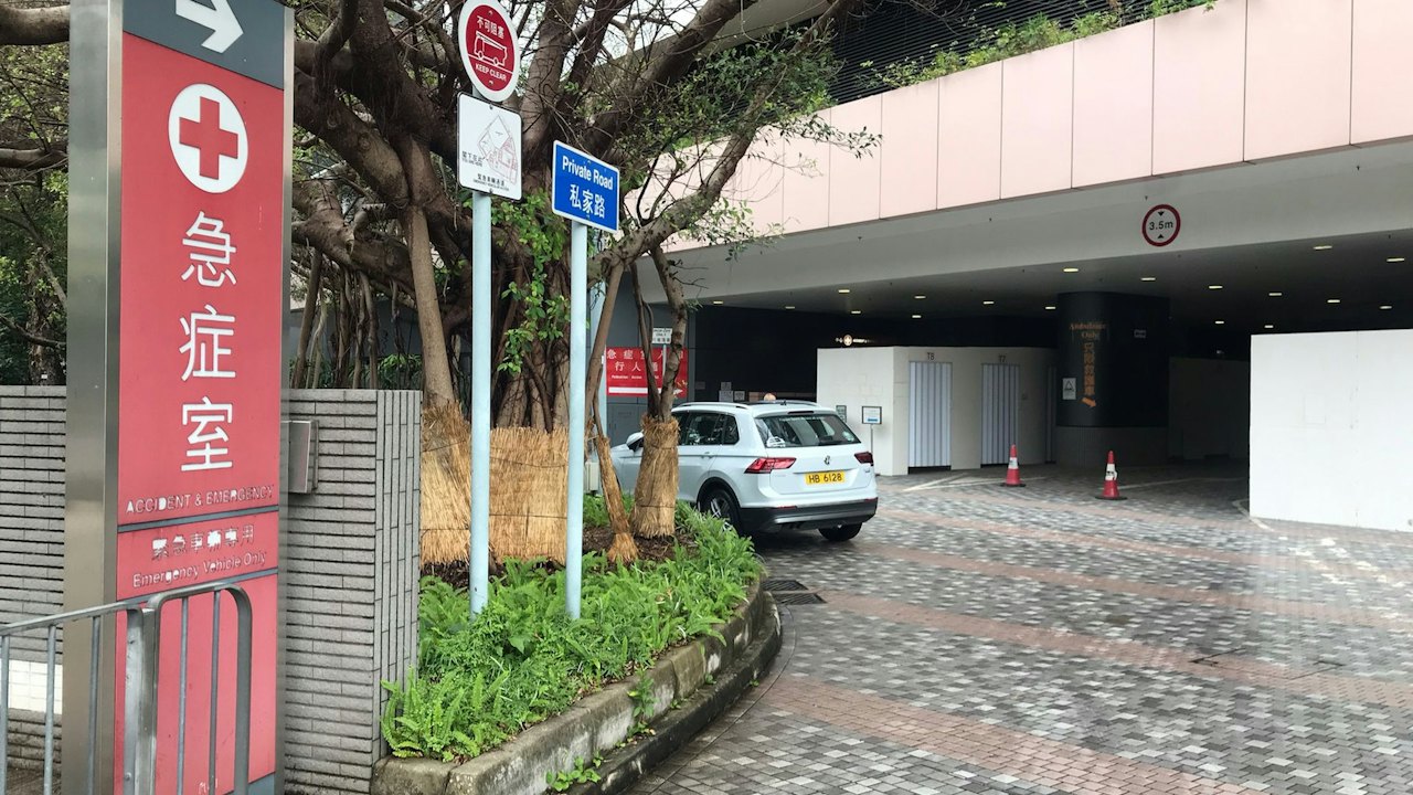 獅隧男乘客發難擊碎巴士玻璃 再襲擊警員 涉刑毀襲警被捕送院