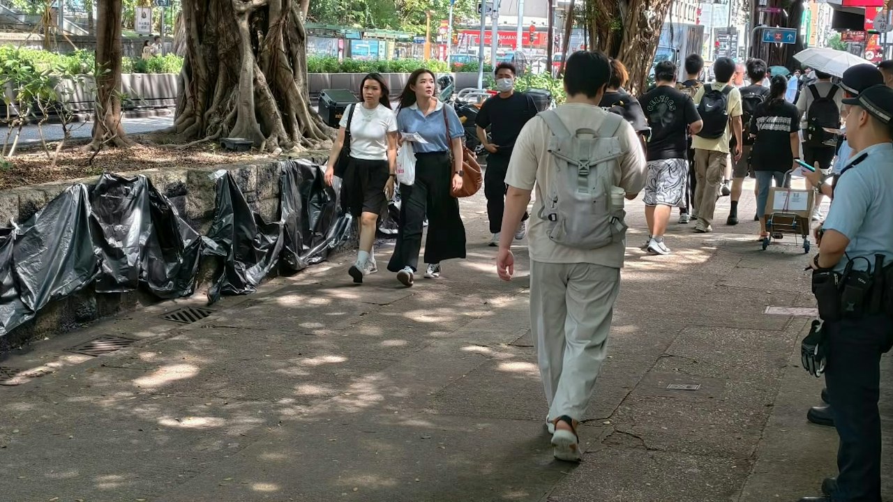 尖沙咀彌敦道花槽石壆遭塗鴉 警黑膠布圍封列刑毀調查