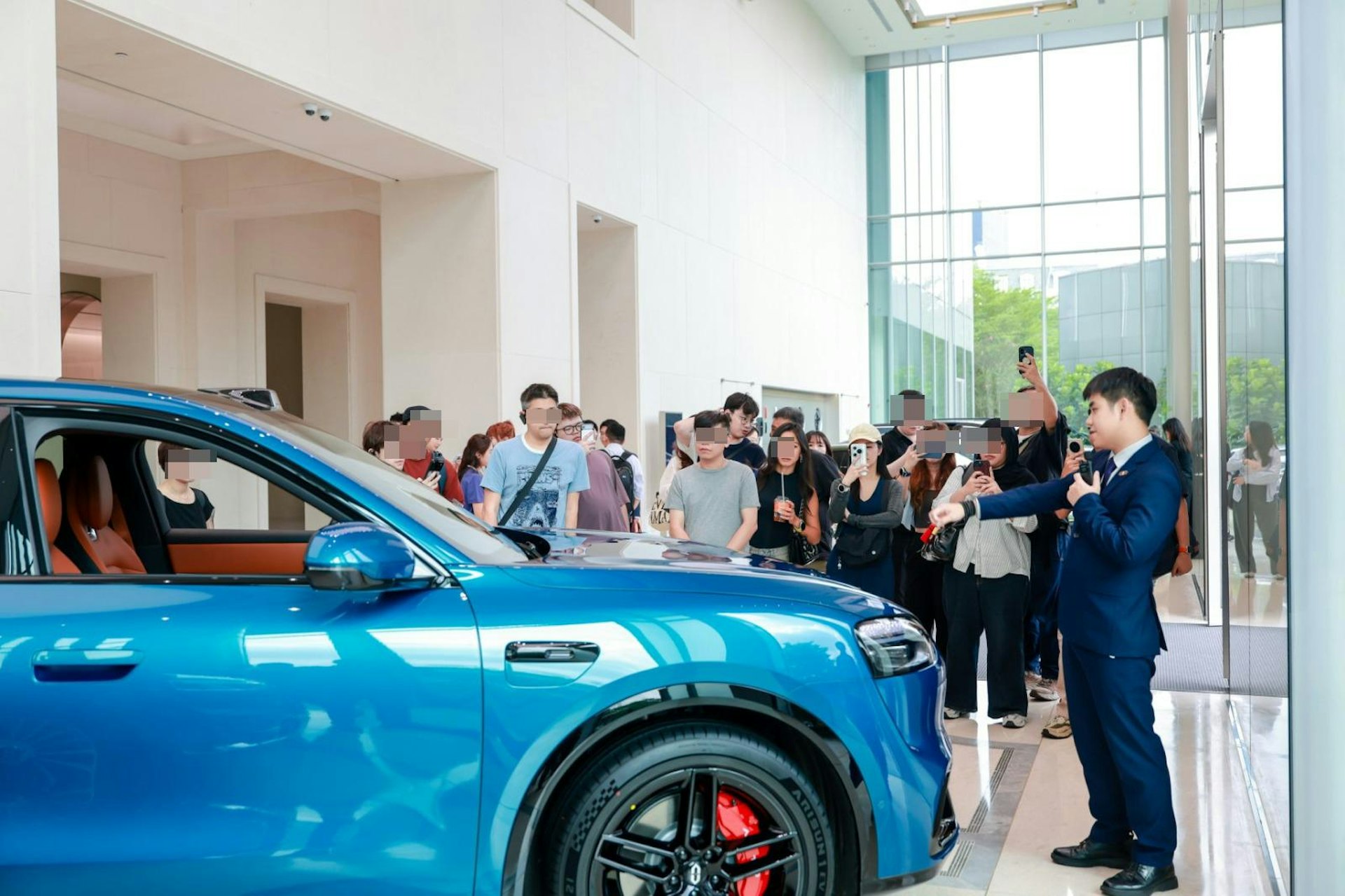 汽車展廳:尊界 MAEXTRO V800 奢華車廂與無人駕駛實測。