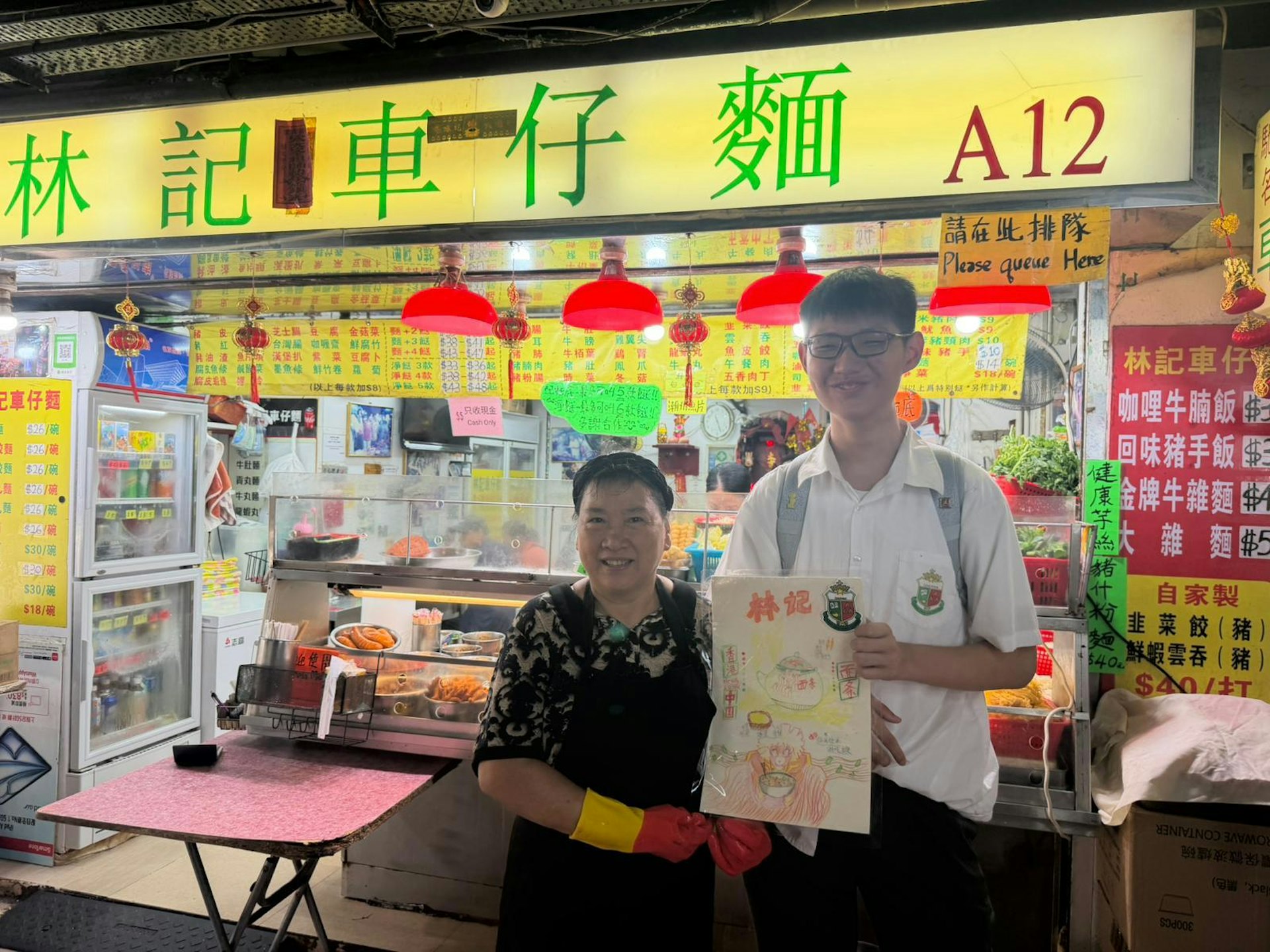 在西灣河居民協會主席安排下,學生們到訪該區商戶,了解經營困難的情況,有學生事後更親手繪畫圖畫送給商戶,為他們打氣,送上祝福。