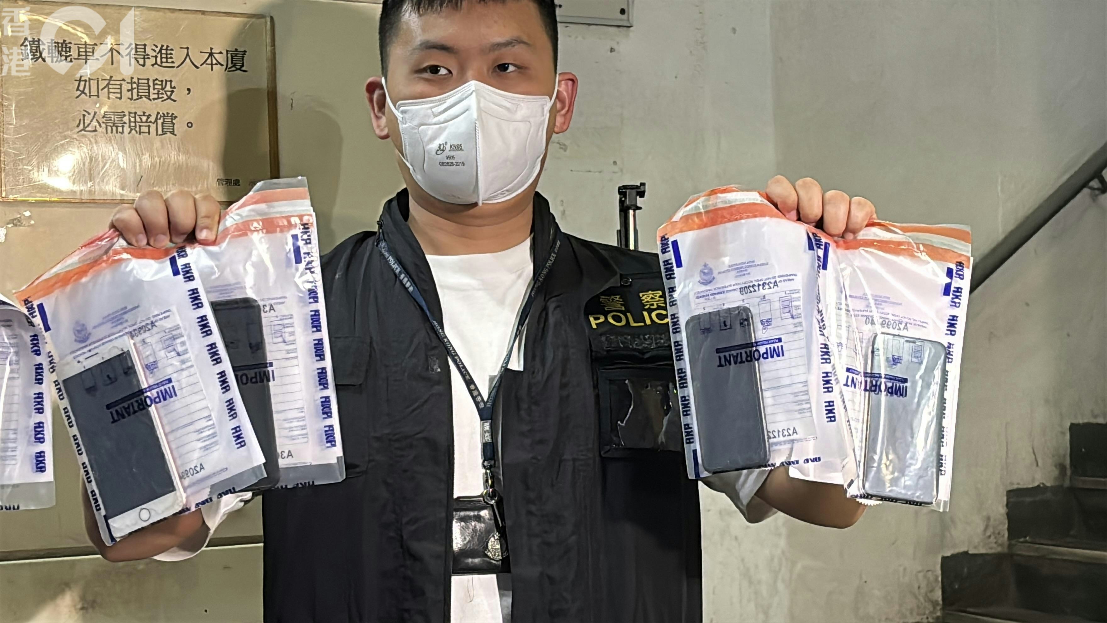 警檢取12部手提電話、一部平板電腦，及多張電話卡。（林振華攝）