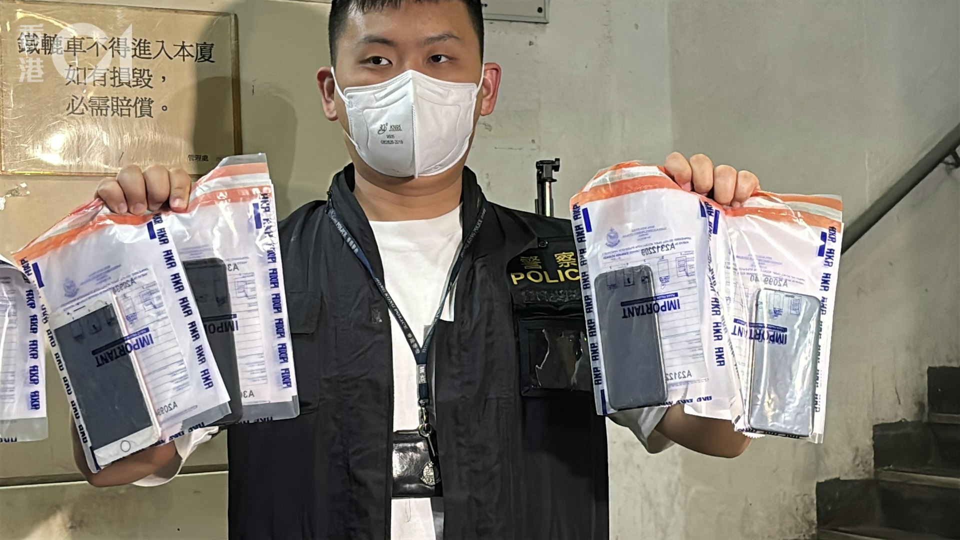 警檢取12部手提電話、一部平板電腦,及多張電話卡。(林振華攝) 警檢取12部手提電話、一部平板電腦,及多張電話卡。(林振華攝)
