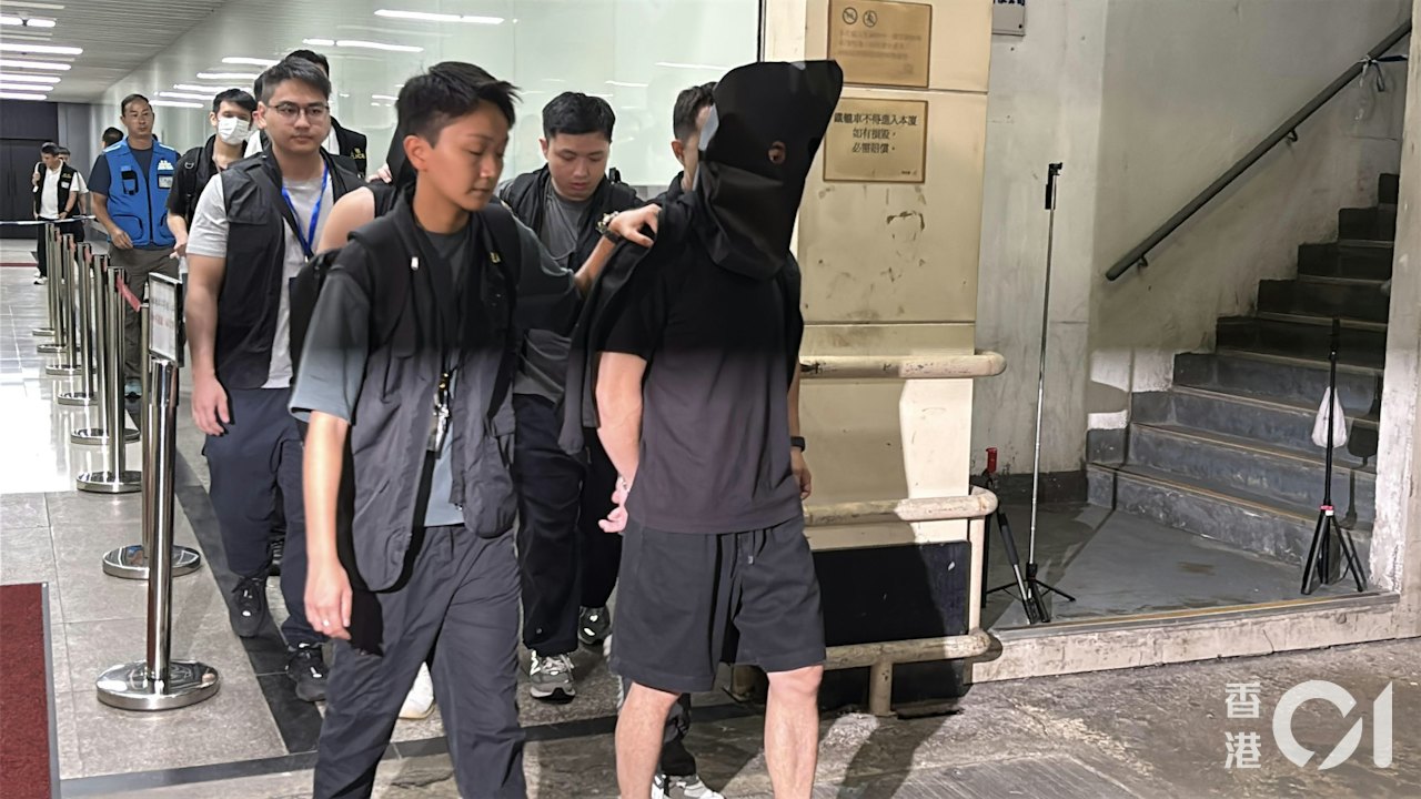 黑幫觀塘工廈設電騙中心 扮財務公司恐嚇還錢 警拘20人涉$130萬