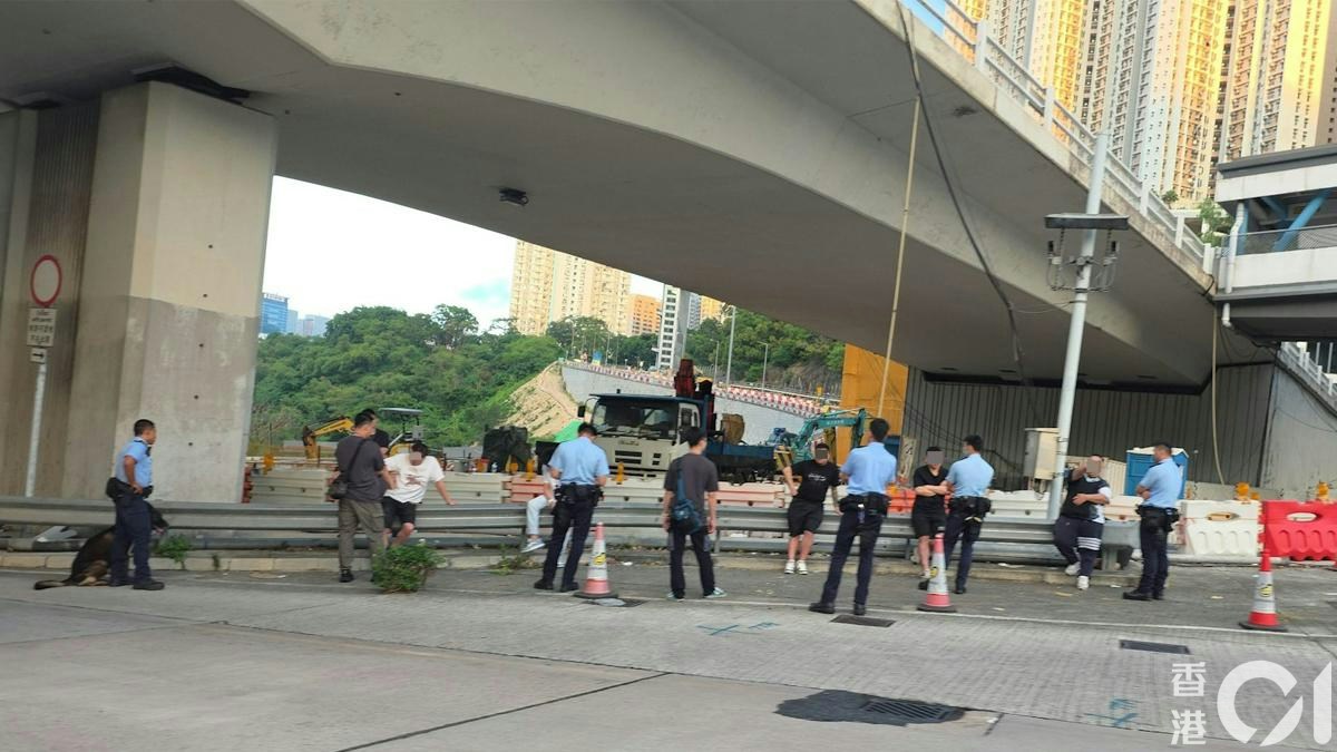 尖沙咀爆樽施襲|5漢乘車將隧入口被截獲拘捕 另有2男同黨仍在逃