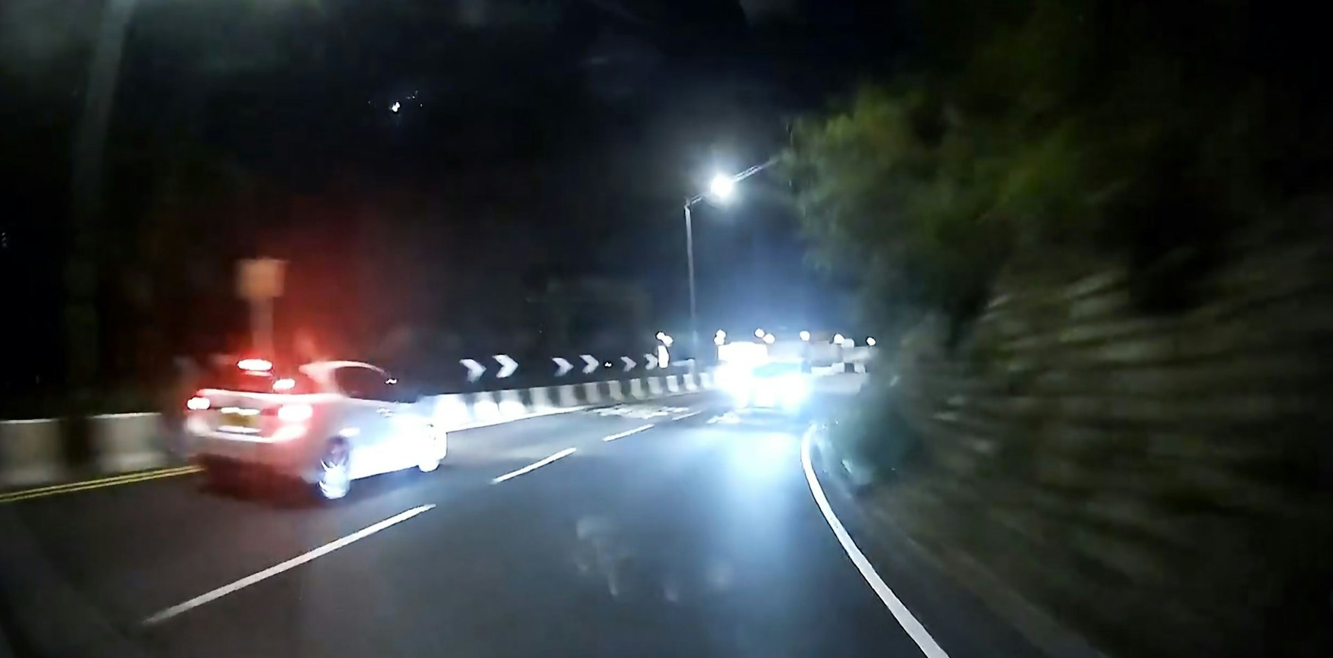 途經打鼓嶺新村對開一個右彎時,突有一輛白色七人車逆線行駛。(Facebook群組「車cam L(香港群組)」影片截圖)