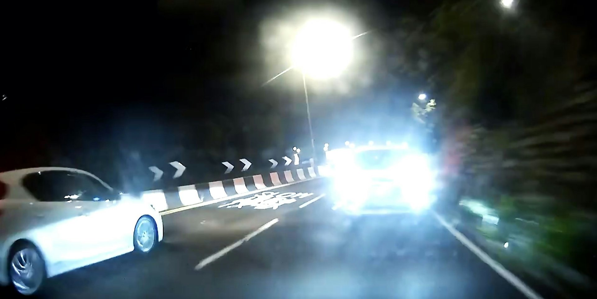 即將迎頭相撞之際,Cam主立即扭左。(Facebook群組「車cam L(香港群組)」影片截圖)