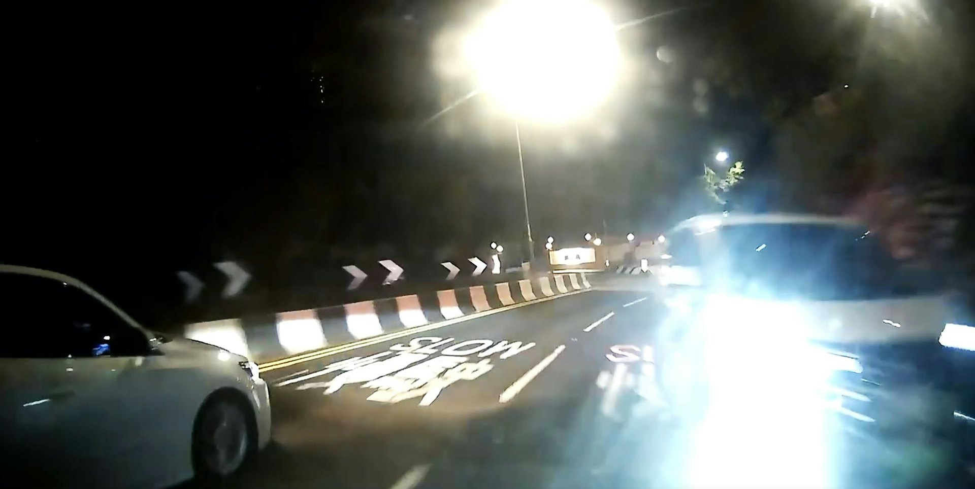 即將迎頭相撞之際,Cam主立即扭左。(Facebook群組「車cam L(香港群組)」影片截圖)