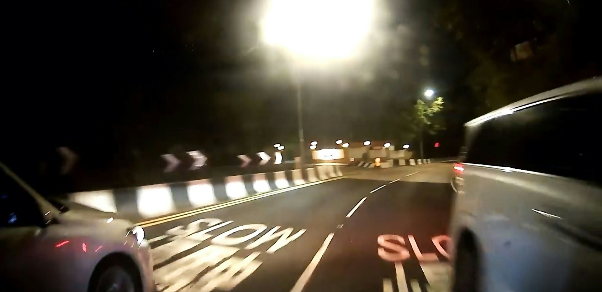 Cam主立即扭左,成功從左線私家車和逆線七人車之間安全穿過。(Facebook群組「車cam L(香港群組)」影片截圖)