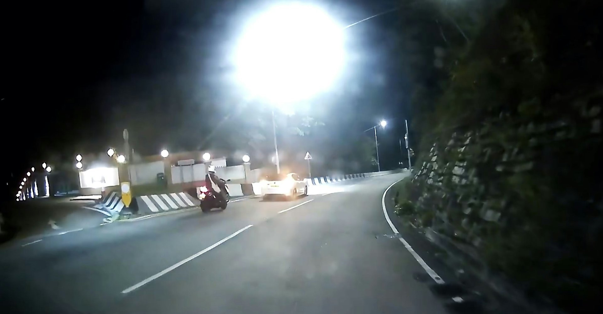Cam主停車數秒才如常行駛。(Facebook群組「車cam L(香港群組)」影片截圖)