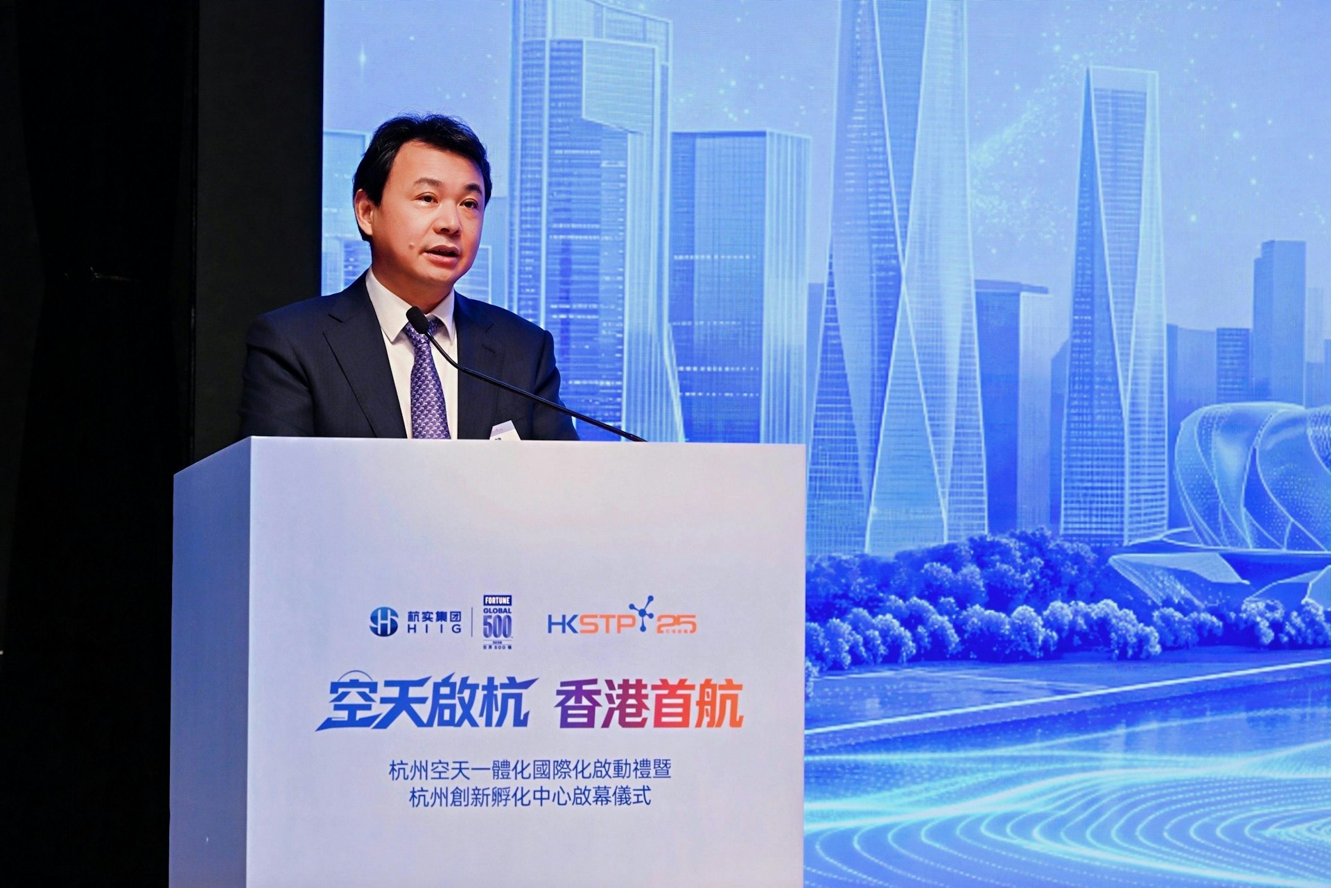 杭州市實業投資集團有限公司鈕健表示,集團願意發揮產業組織、資本投資和場景開放優勢,做好長期資本與產業服務,擔任杭港創新資源流動的橋樑。