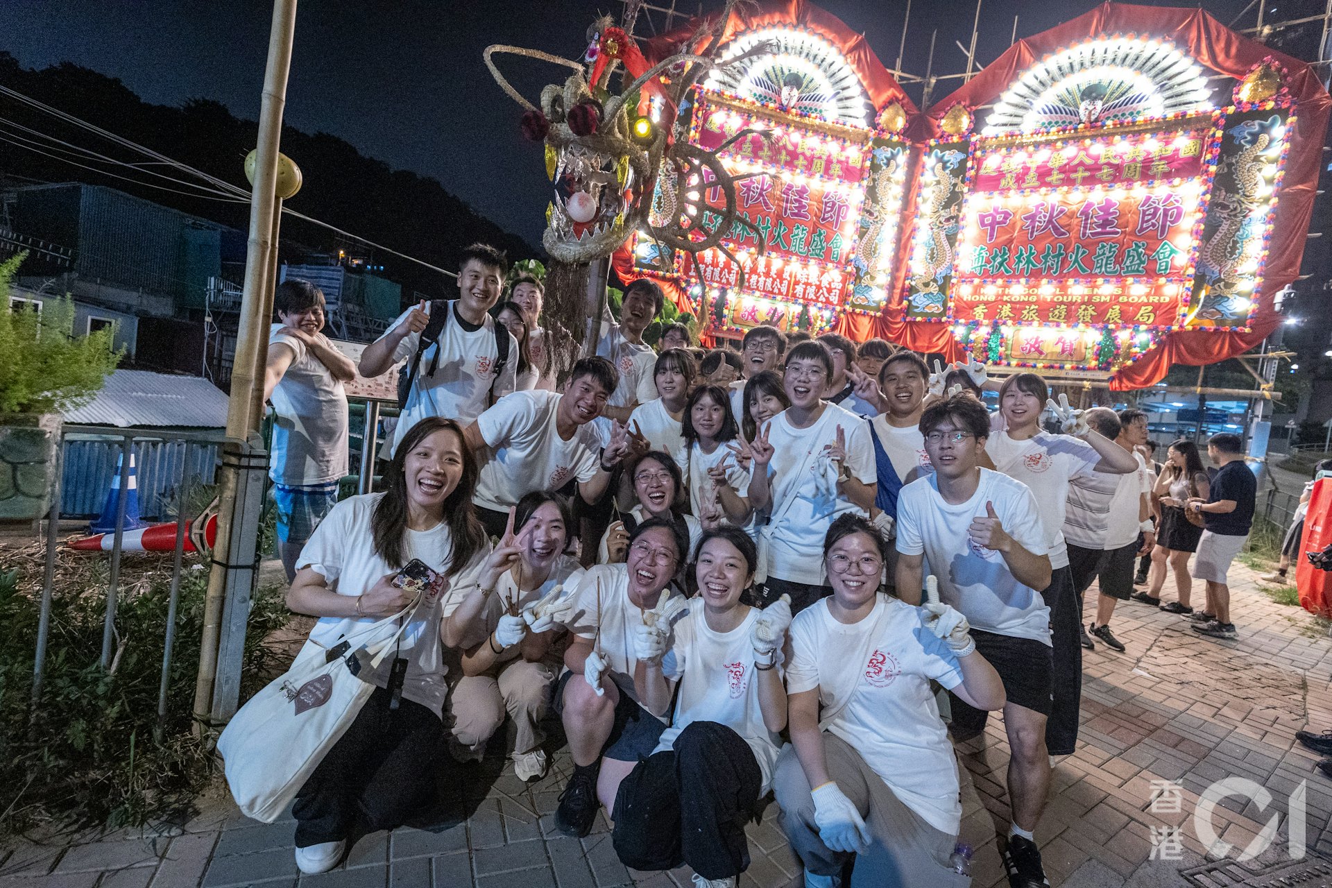 港大生親歷薄扶林舞火龍:打破非遺刻板印象,以行動守護文化根脈 港大生親歷薄扶林舞火龍:打破非遺刻板印象,以行動守護文化根脈