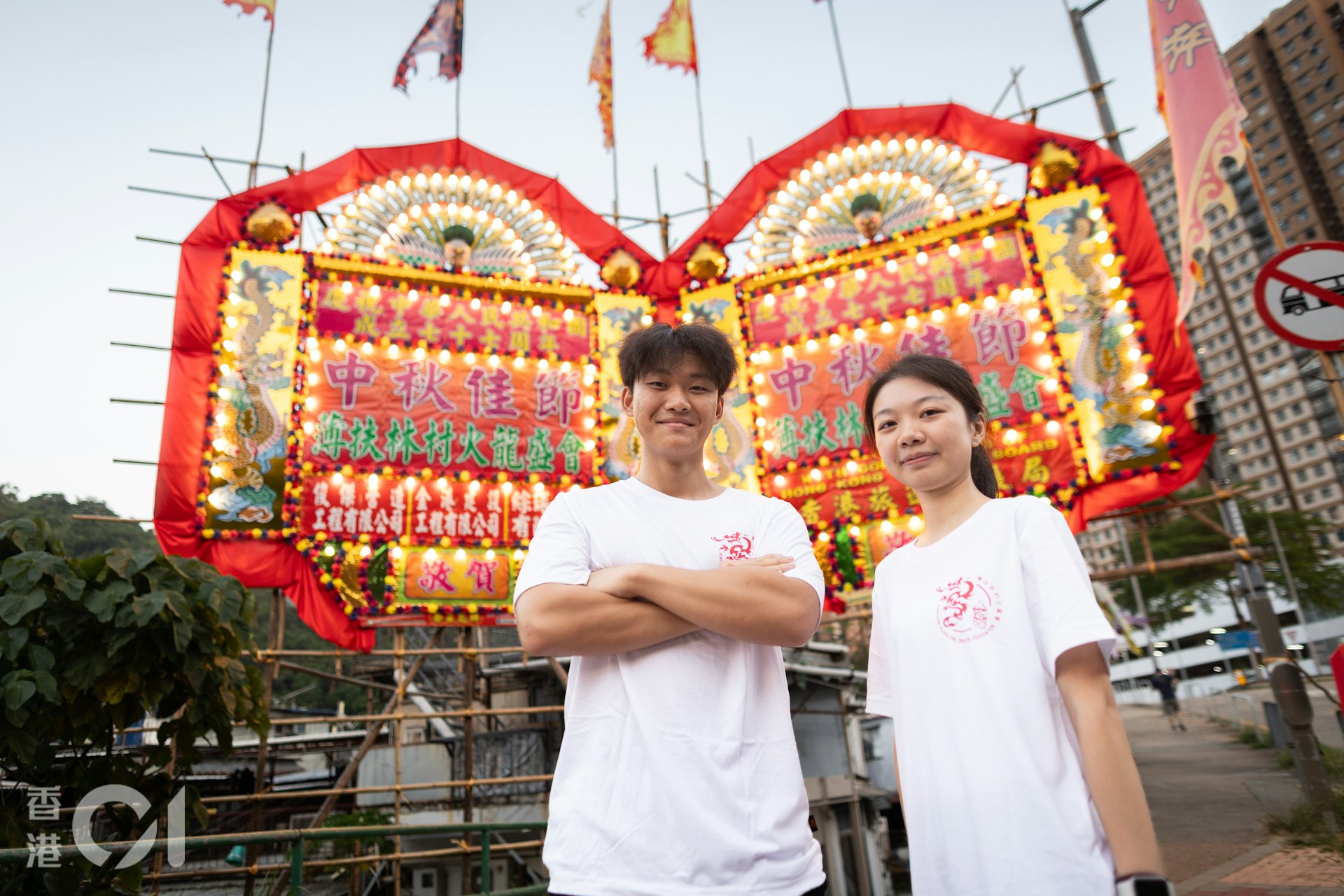 曾鉦傑(左)表示,如今親自上陣舞火龍,全場氣氛高漲,令他體會到前所未有的震撼。