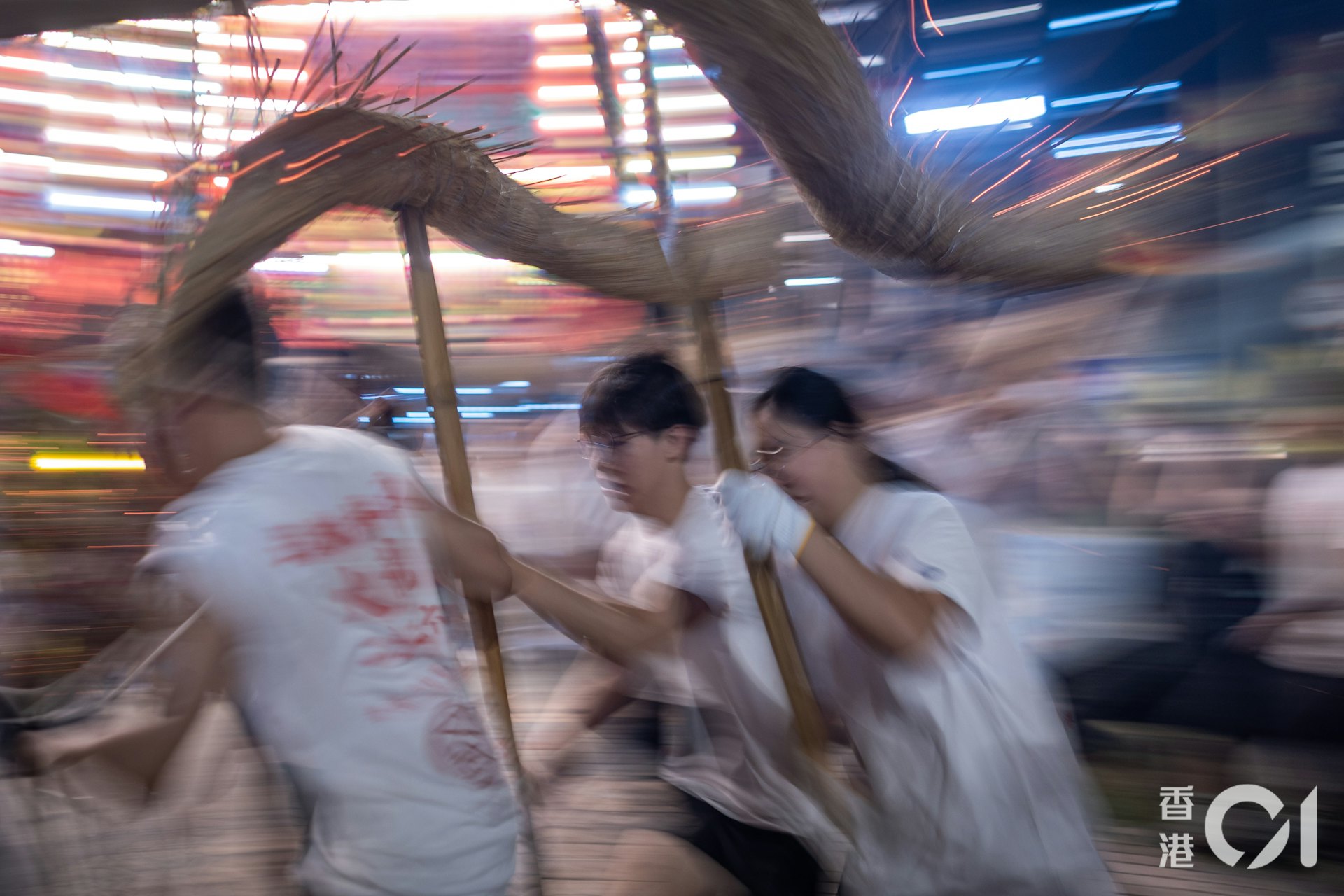 學生們親身走入薄扶林村,落手落腳舞動火龍。