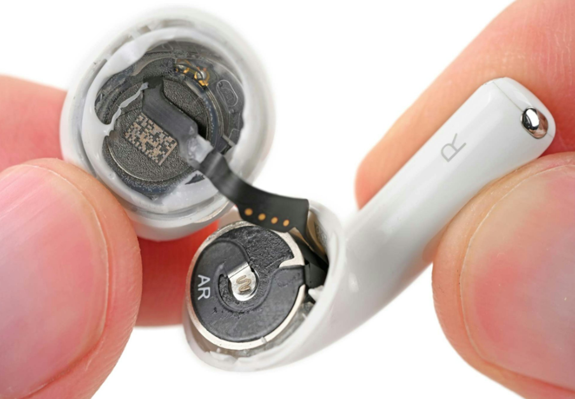 拆開的AirPod 5及其內部電池。(iFixit)
