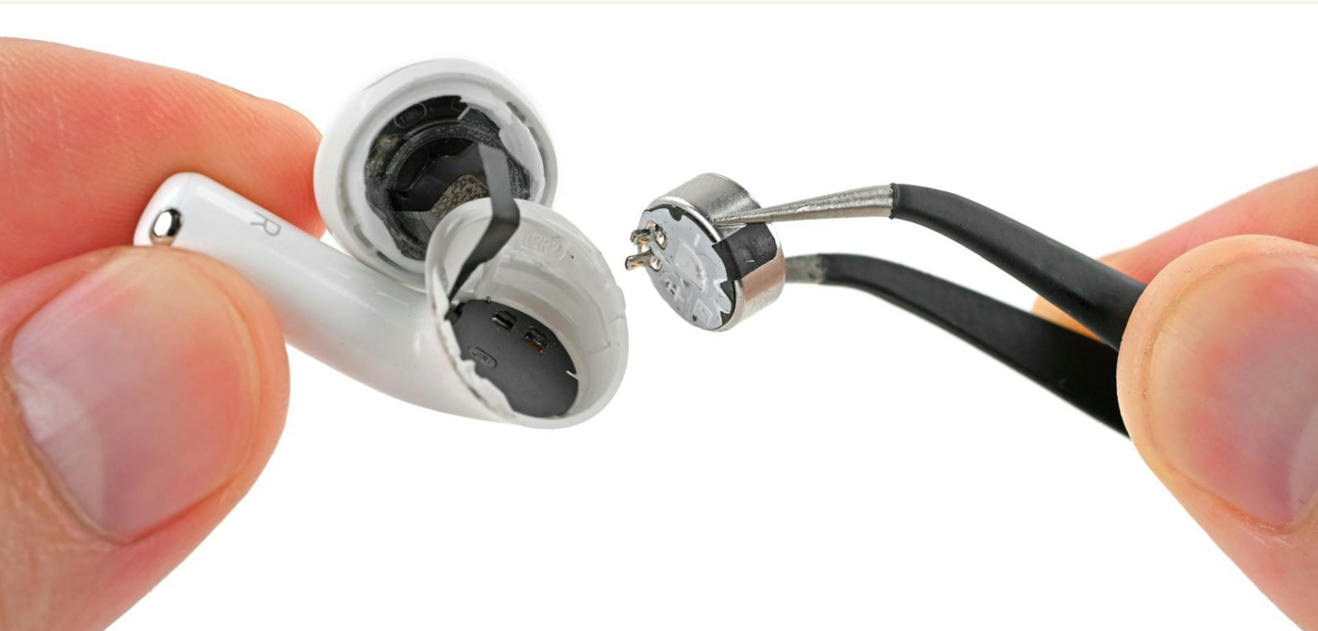 拆開的AirPod 5及其內部電池。(iFixit)