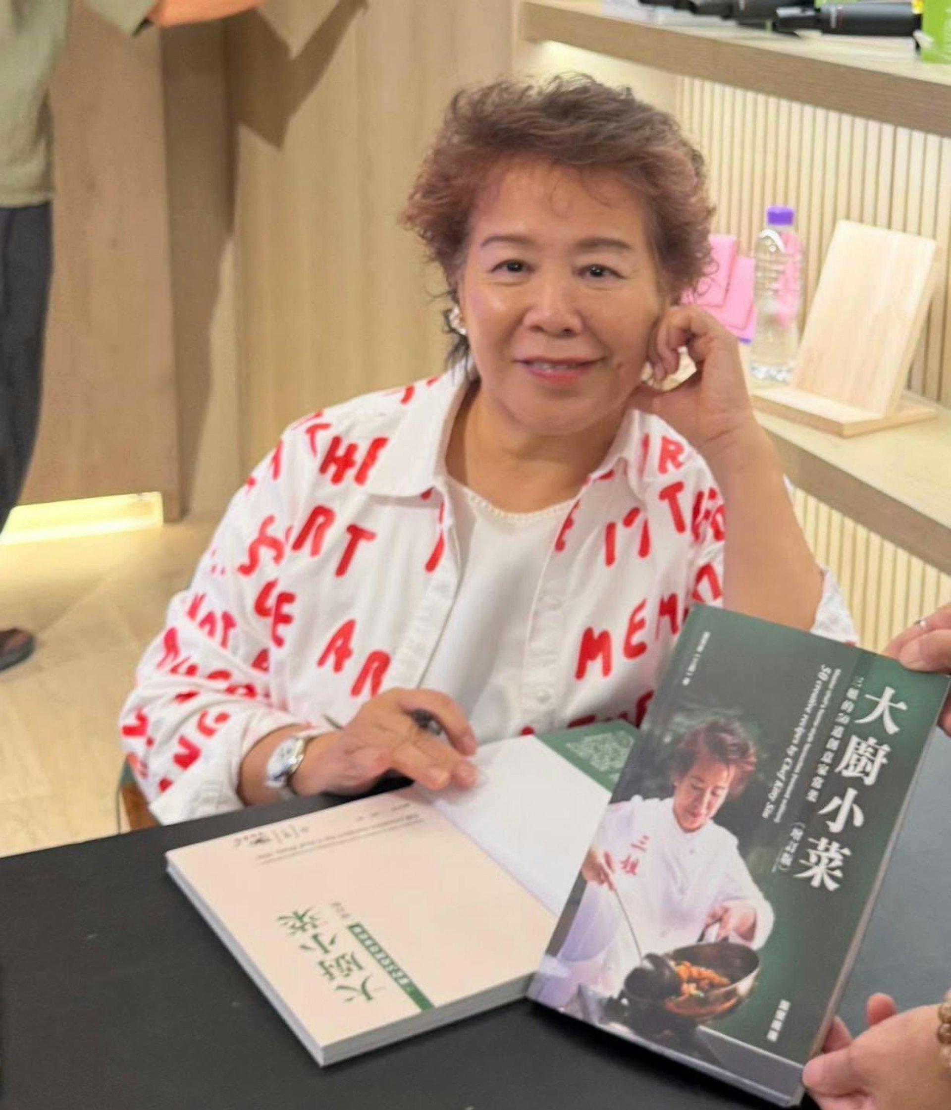 女廚師周年慶典豪設48席 梁安琪譚玉瑛齊亮相 李思捷麥長青獻唱掀高潮 女廚師周年慶典豪設48席 梁安琪譚玉瑛齊亮相 李思捷麥長青獻唱掀高潮