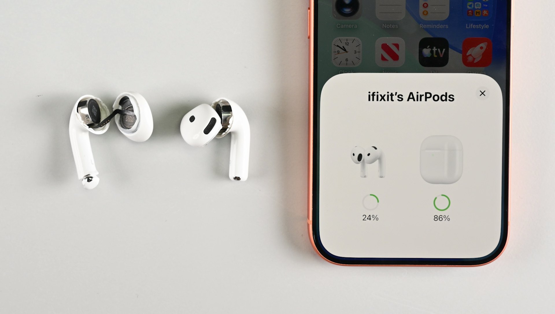 左右兩隻耳機的電池極性完全相反,兩者並不通用。(iFixit)